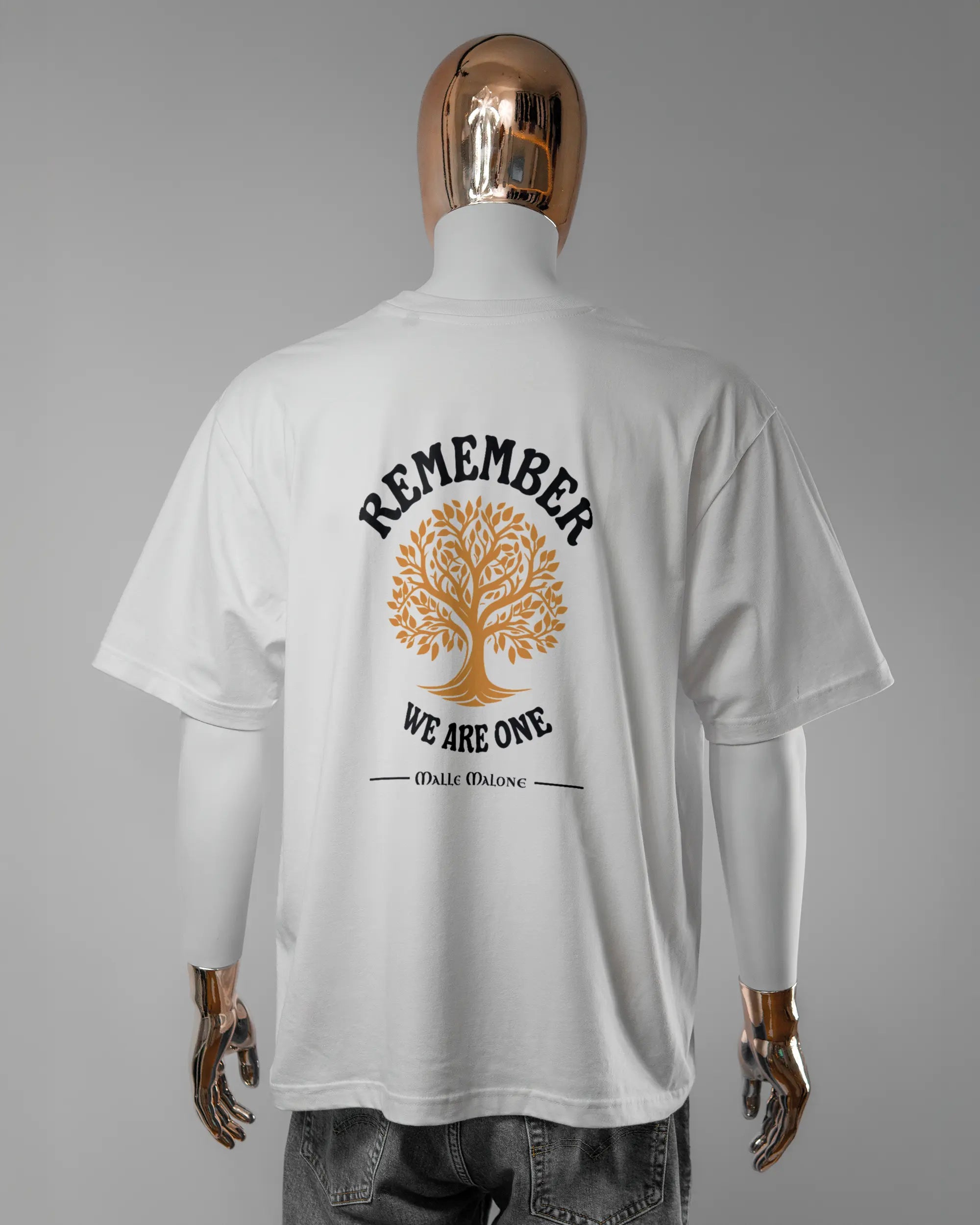 Rückseite des Basic Unisex T-Shirt Oversized von Maondo mit dem Design We are one in der Farbe White und in der Größe L getragen von einer maskulinen Puppe