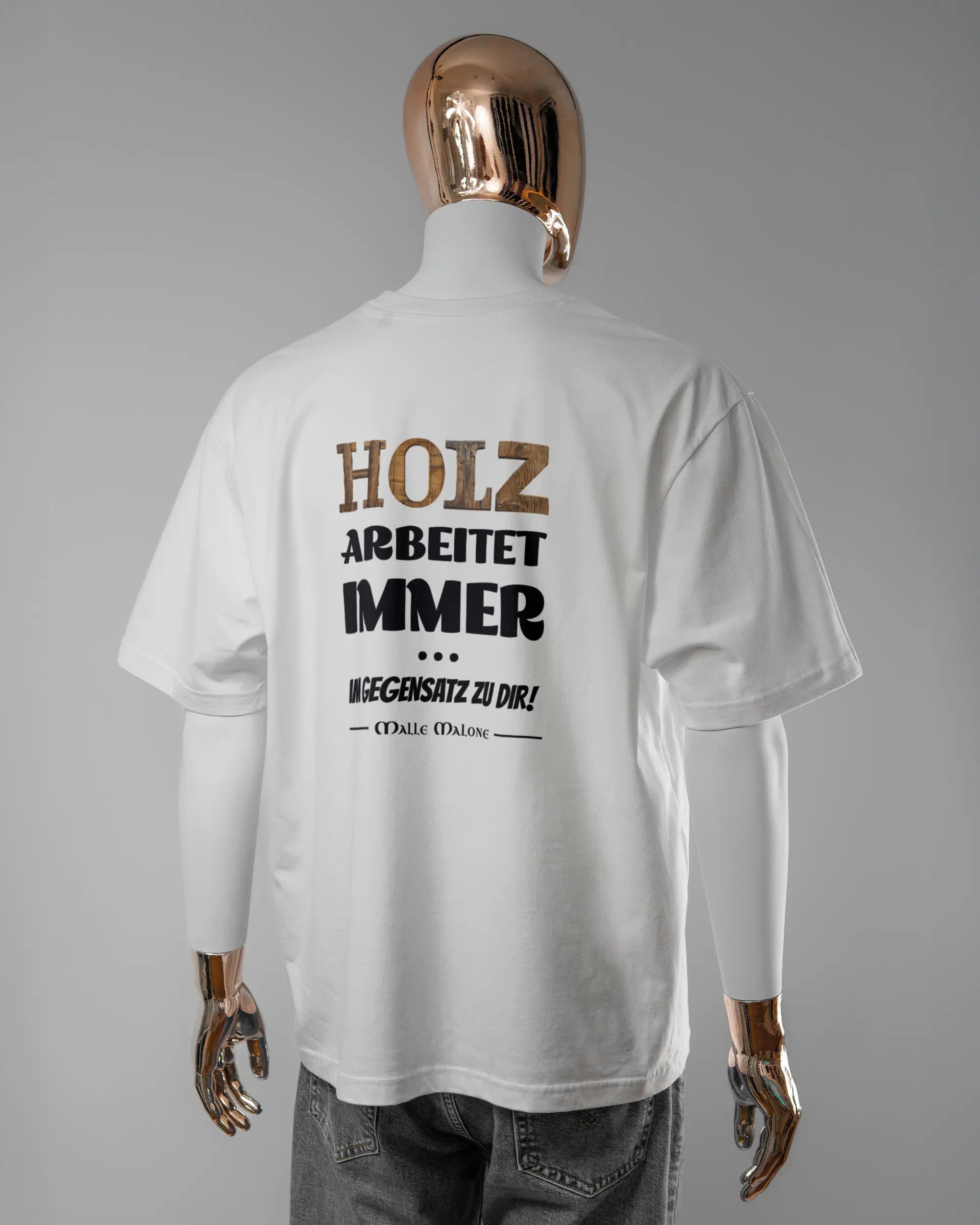 Rückseite des Basic Unisex T-Shirt Oversized von Maondo mit dem Design Holzarbeit in der Farbe White und in der Größe L getragen von einer maskulinen Puppe