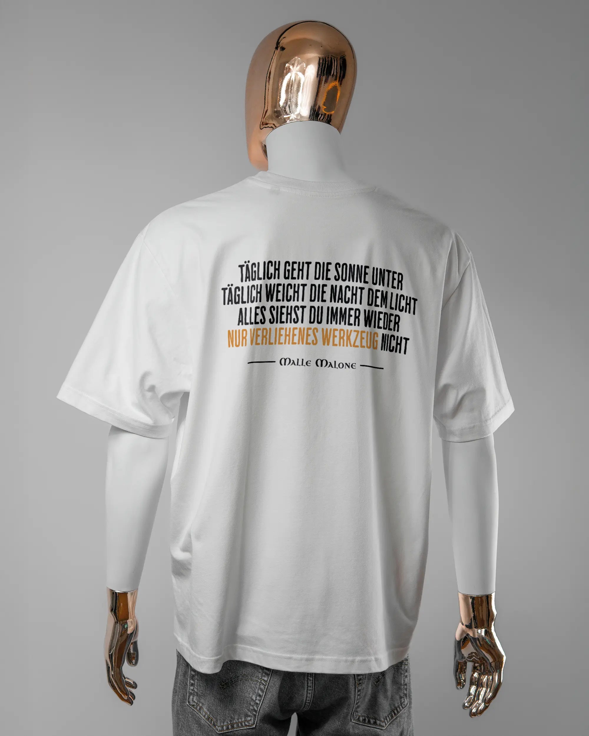 Rückseite des Basic Unisex T-Shirt Oversized von Maondo mit dem Design Wegzeug in der Farbe White und in der Größe L getragen von einer maskulinen Puppe