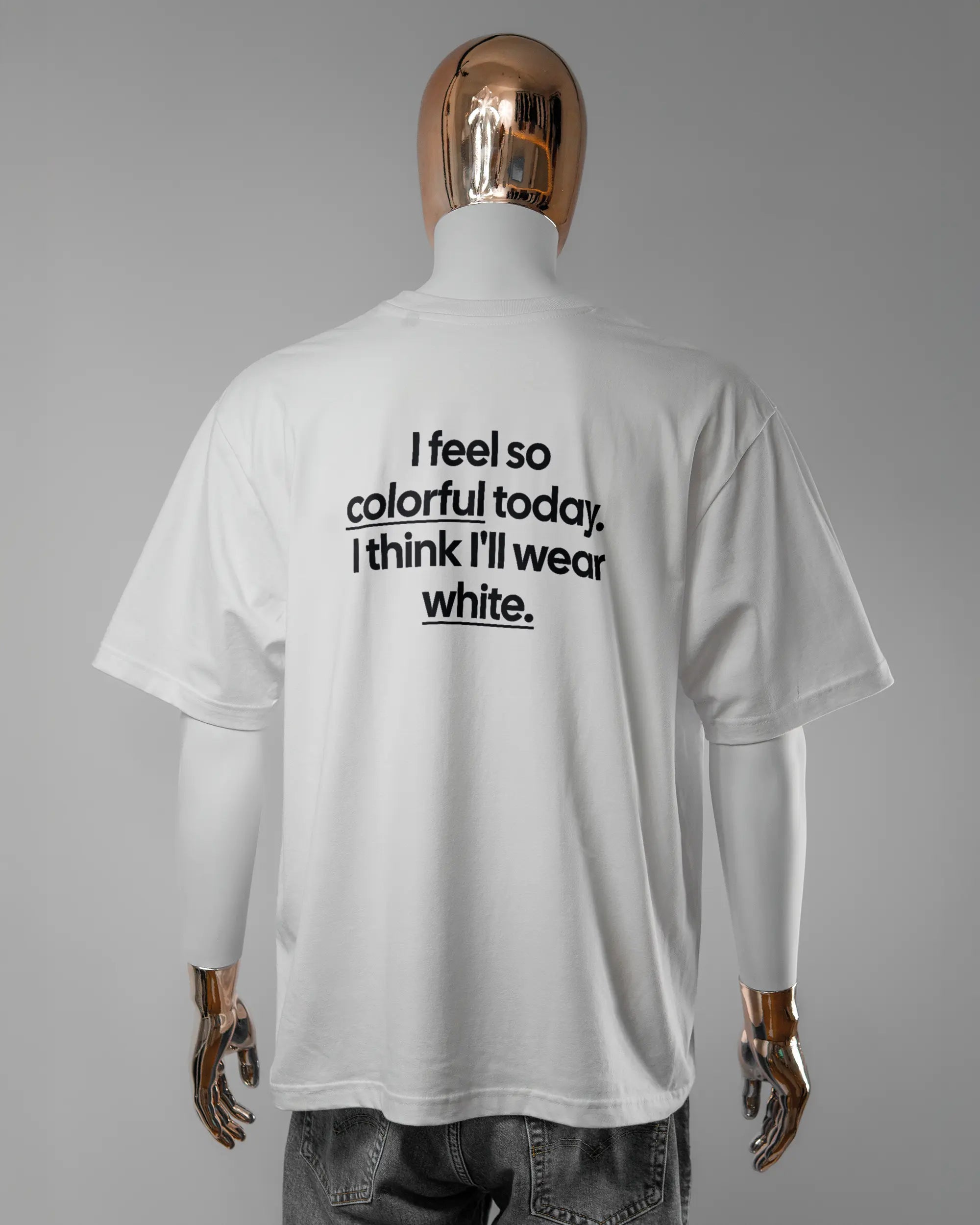 Rückseite des Basic Unisex T-Shirt Oversized von Maondo mit dem Design Colorful Day in der Farbe White und in der Größe L getragen von einer maskulinen Puppe