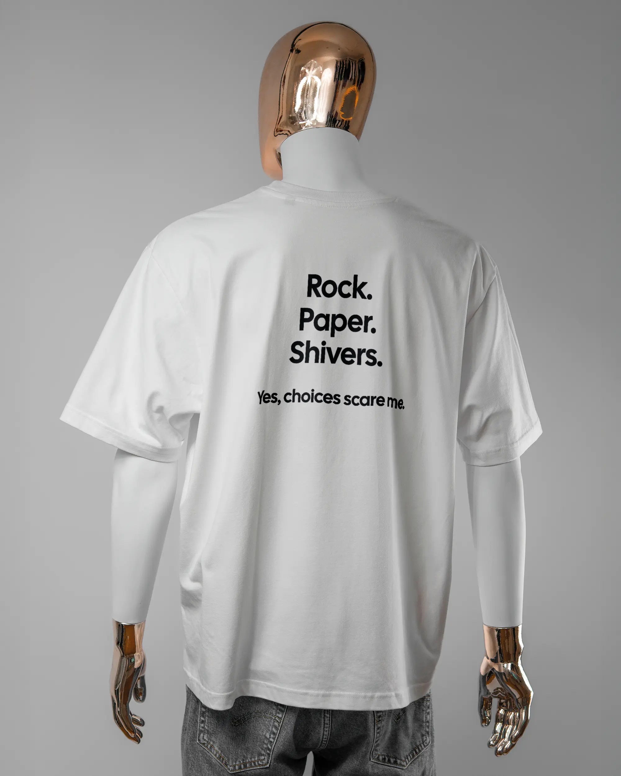 Rückseite des Basic Unisex T-Shirt Oversized von Maondo mit dem Design Rock Paper Shivers in der Farbe White und in der Größe L getragen von einer maskulinen Puppe