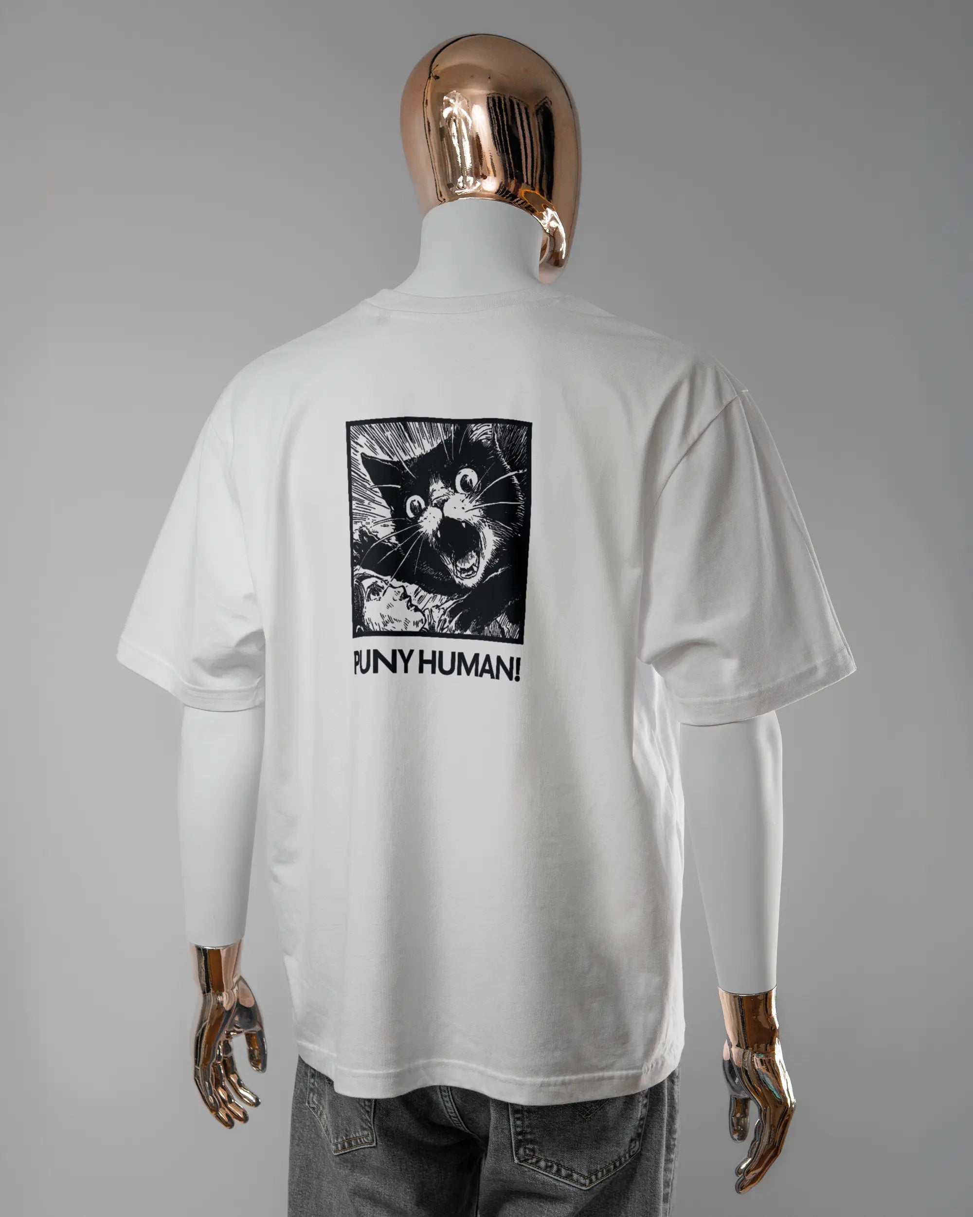 Rückseite des Basic Unisex T-Shirt Oversized von Maondo mit dem Design Puny Human in der Farbe White und in der Größe L getragen von einer maskulinen Puppe