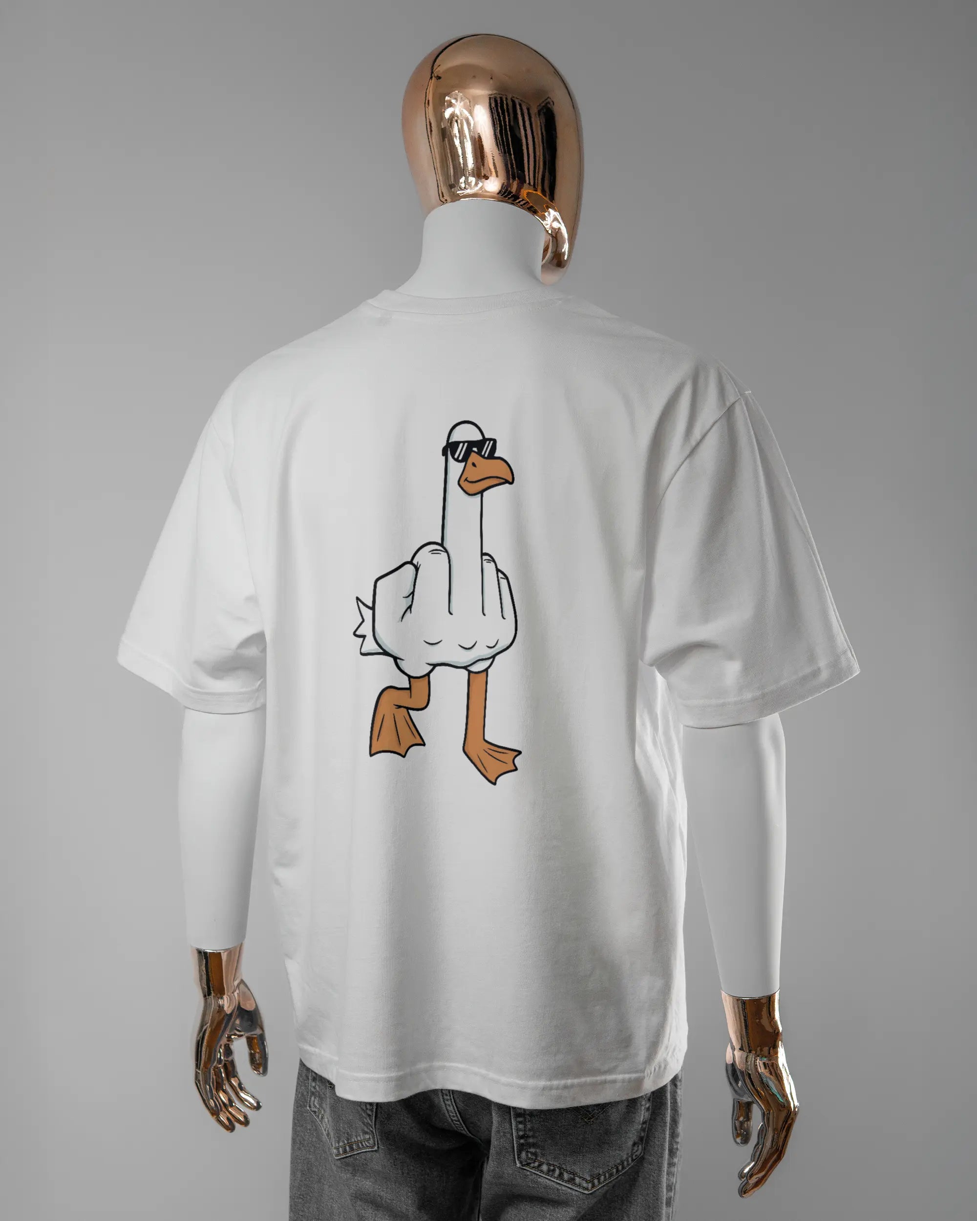 Rückseite des Basic Unisex T-Shirt Oversized von Maondo mit dem Design I give a duck in der Farbe White und in der Größe L getragen von einer maskulinen Puppe