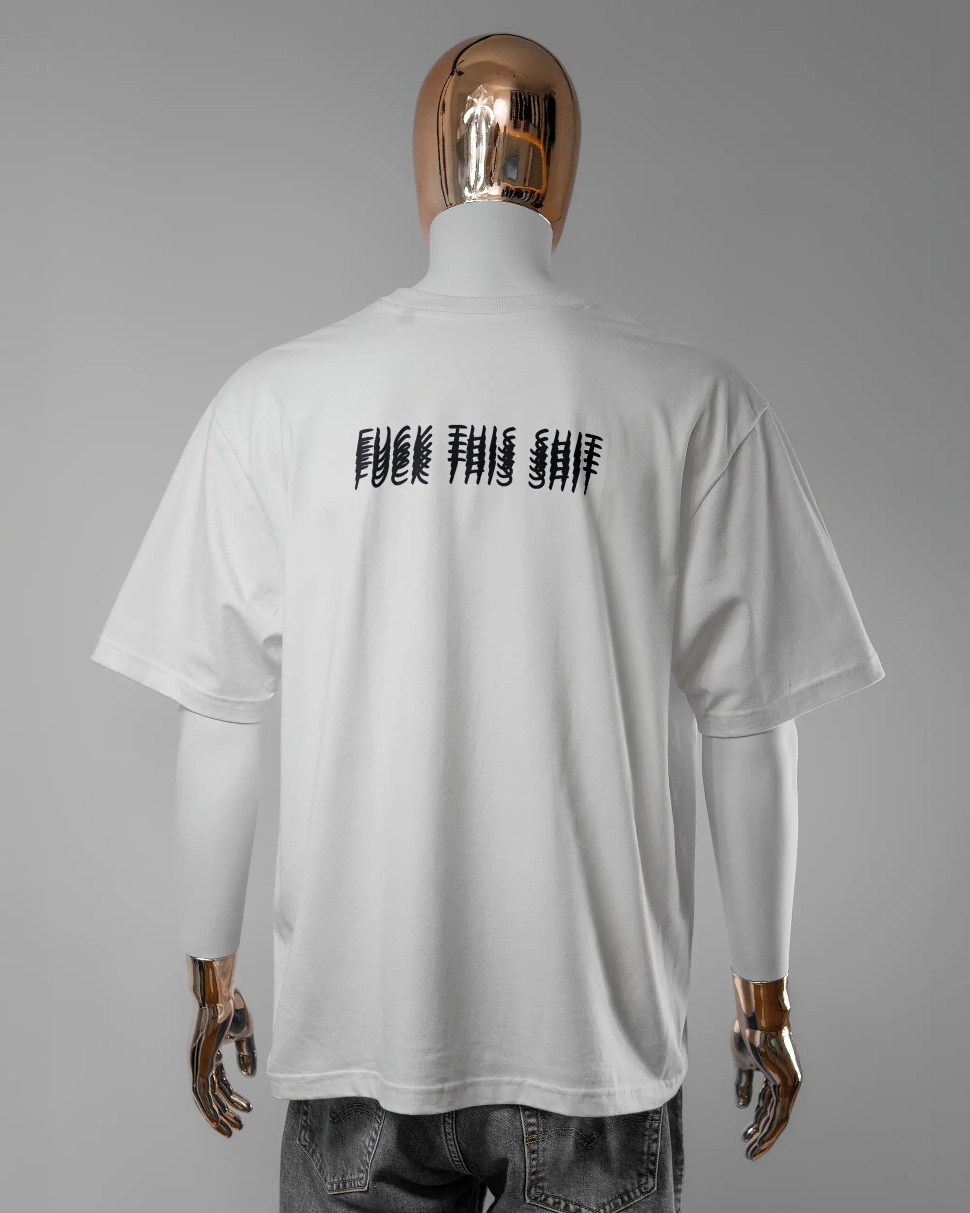 Rückseite des Basic Unisex T-Shirt Oversized von Maondo mit dem Design Hidden Message in der Farbe White und in der Größe L getragen von einer maskulinen Puppe