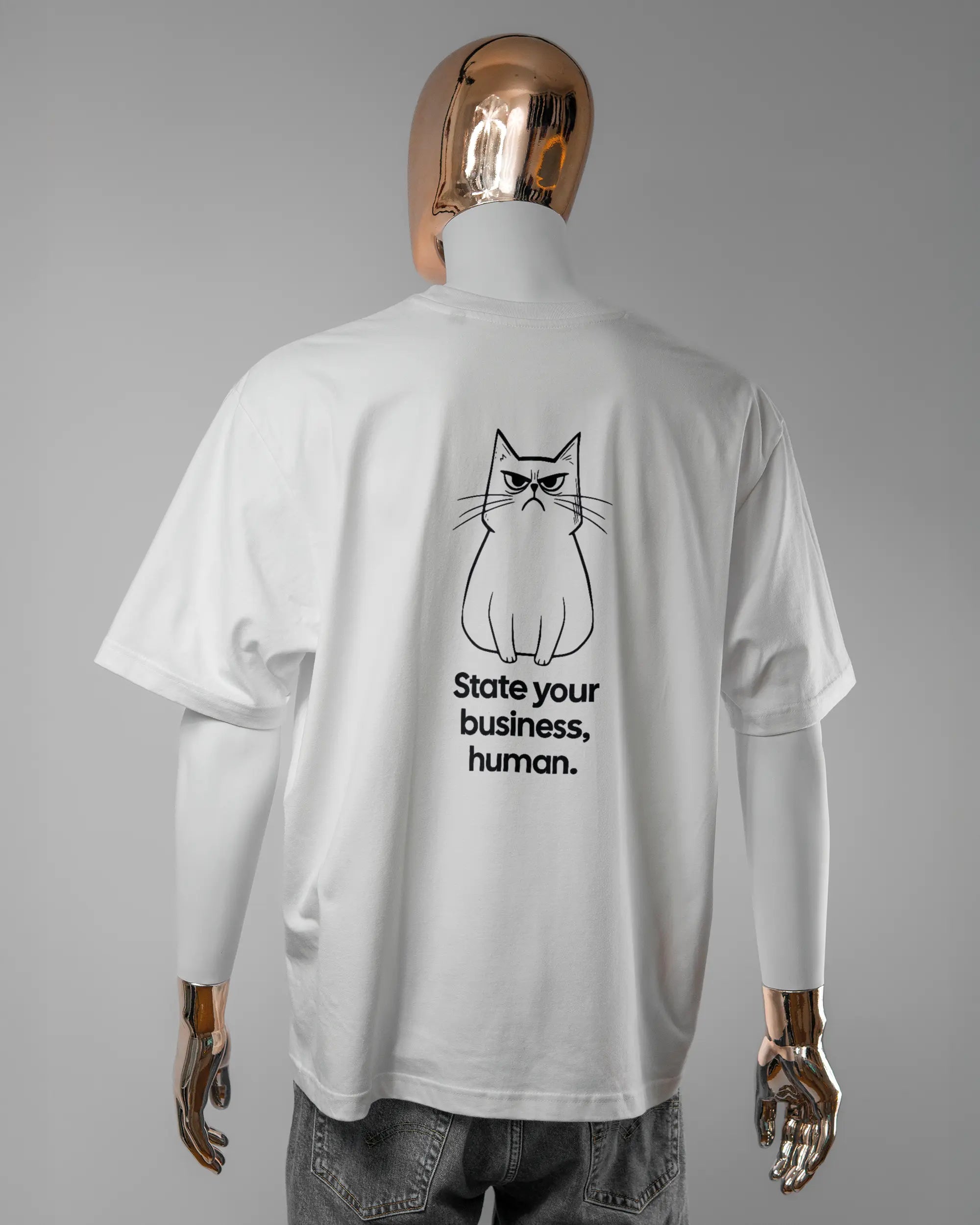 Rückseite des Basic Unisex T-Shirt Oversized von Maondo mit dem Design Grumpy Purr in der Farbe White und in der Größe L getragen von einer maskulinen Puppe
