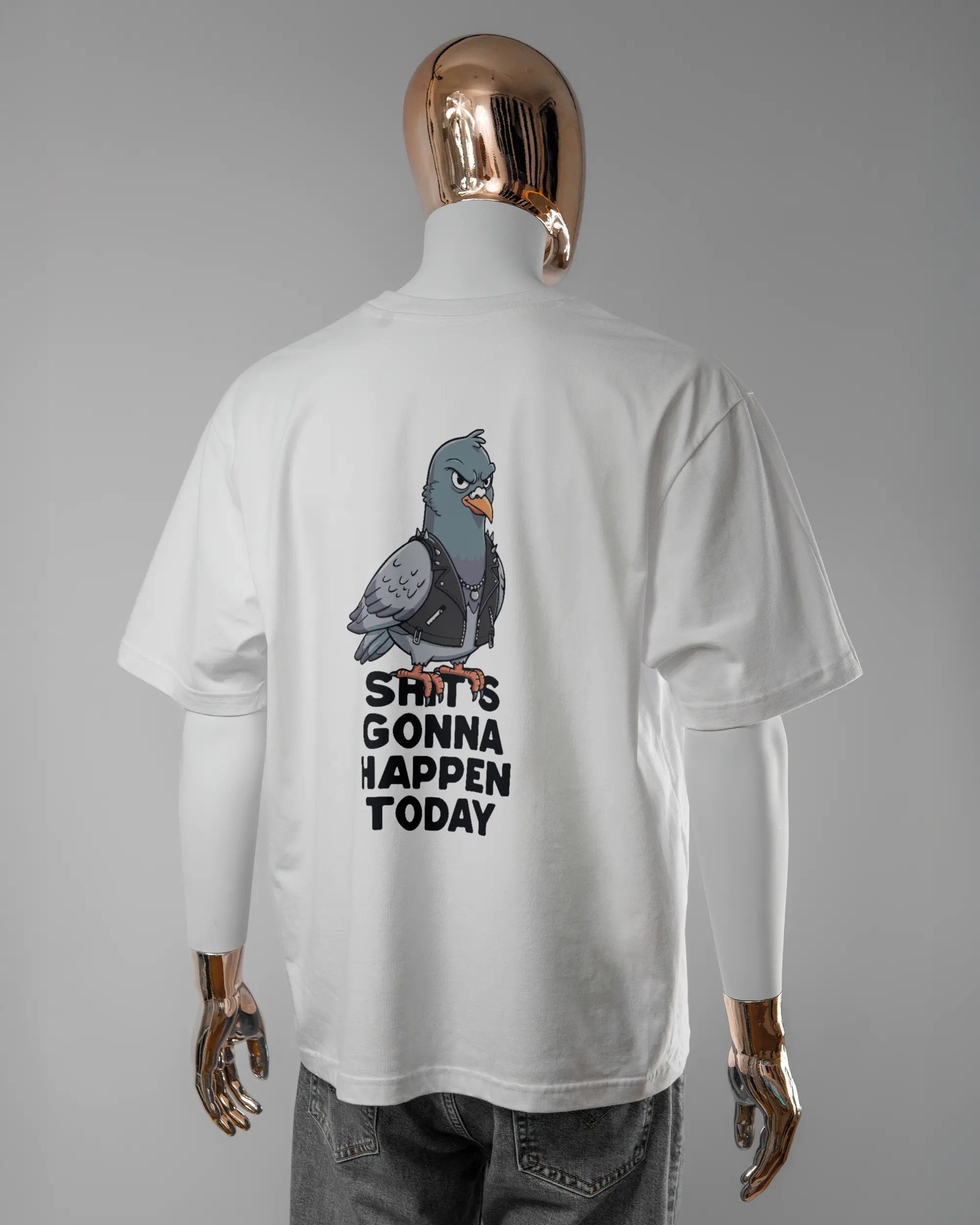 Rückseite des Basic Unisex T-Shirt Oversized von Maondo mit dem Design Pigeon Pun in der Farbe White und in der Größe L getragen von einer maskulinen Puppe