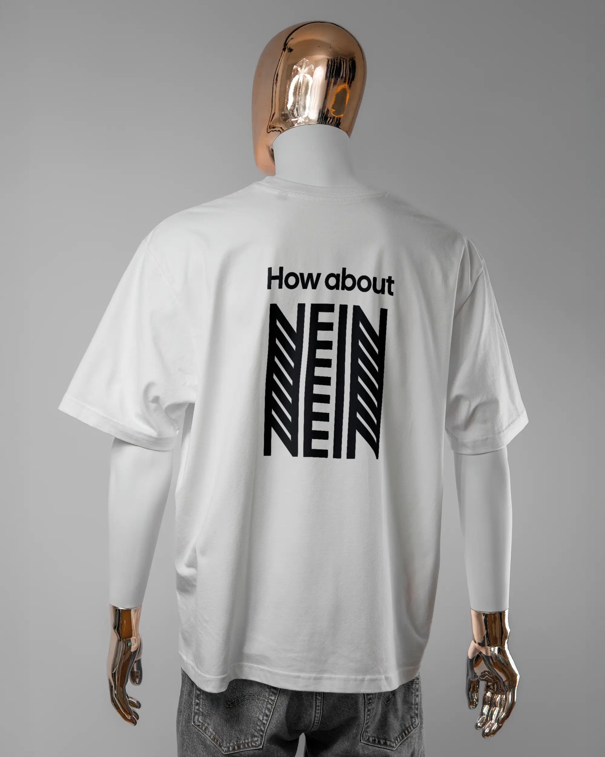 Rückseite des Basic Unisex T-Shirt Oversized von Maondo mit dem Design How about nein in der Farbe White und in der Größe L getragen von einer maskulinen Puppe