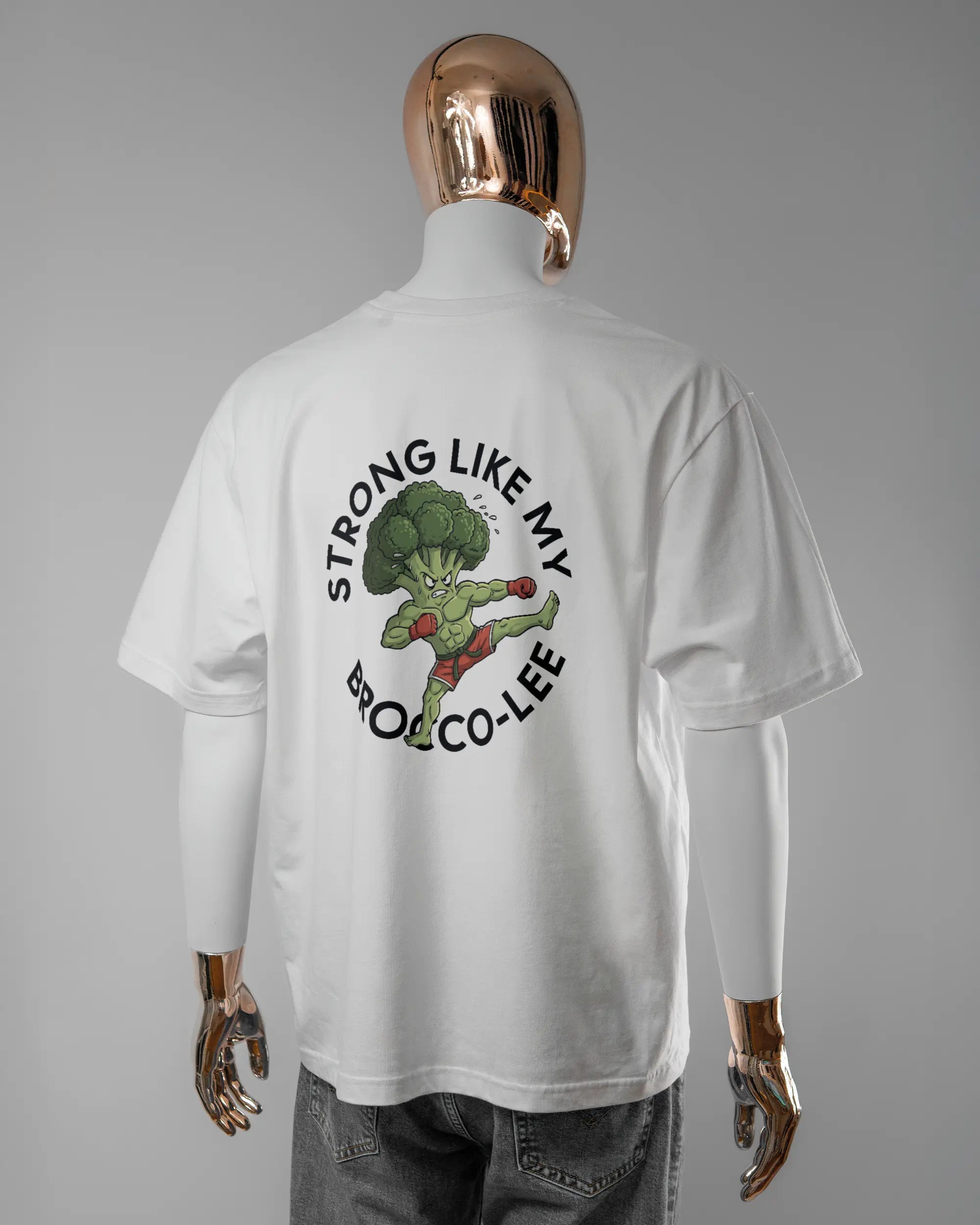 Rückseite des Basic Unisex T-Shirt Oversized von Maondo mit dem Design Brocco-Lee in der Farbe White und in der Größe L getragen von einer maskulinen Puppe