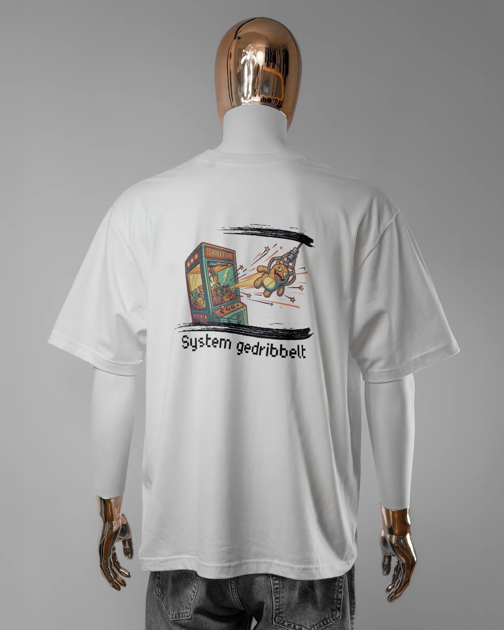 Rückseite des Basic Unisex T-Shirt Oversized von Maondo mit dem Design System gedribbelt in der Farbe White und in der Größe L getragen von einer maskulinen Puppe