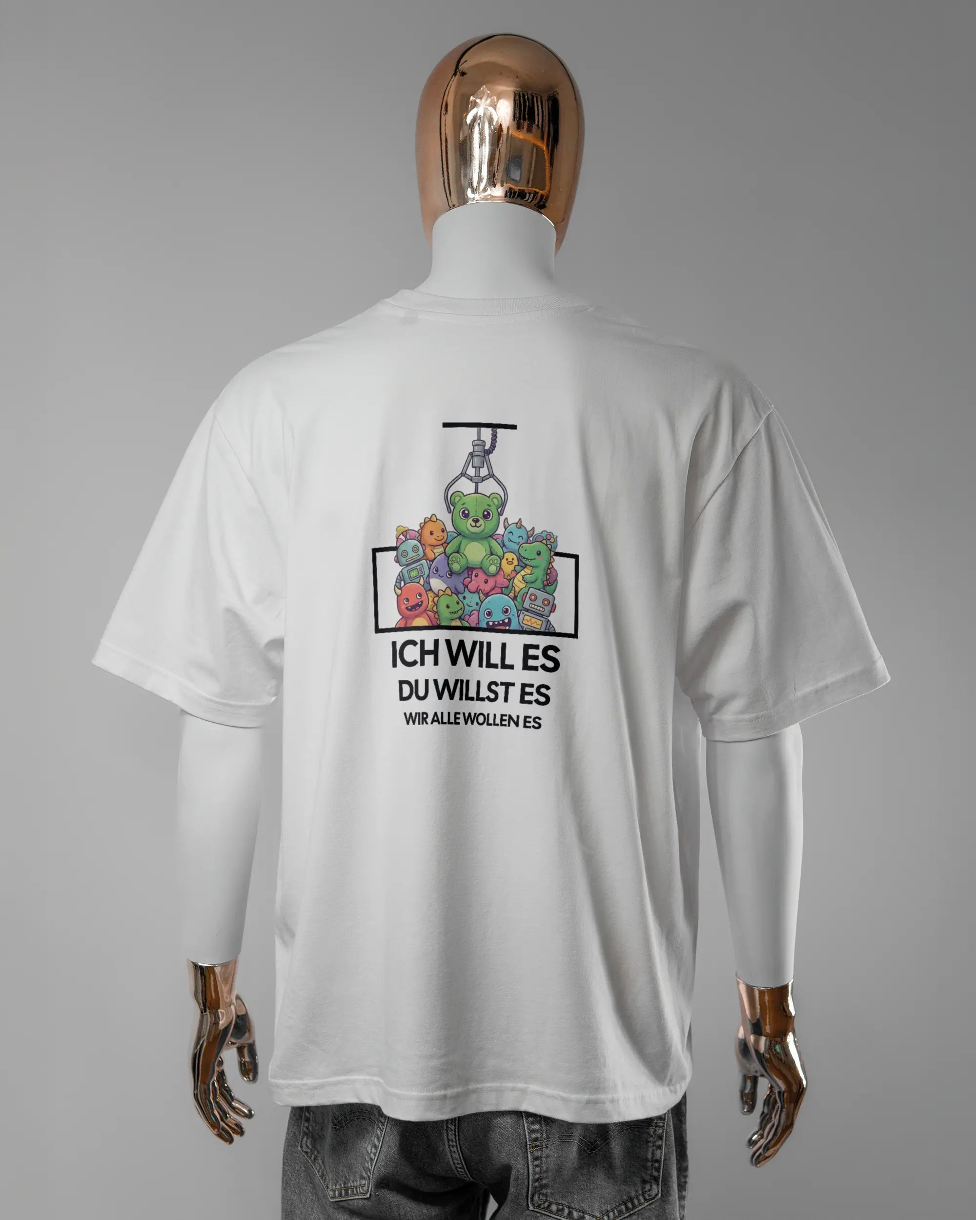 Rückseite des Basic Unisex T-Shirt Oversized von Maondo mit dem Design Will Stofftier in der Farbe White und in der Größe L getragen von einer maskulinen Puppe