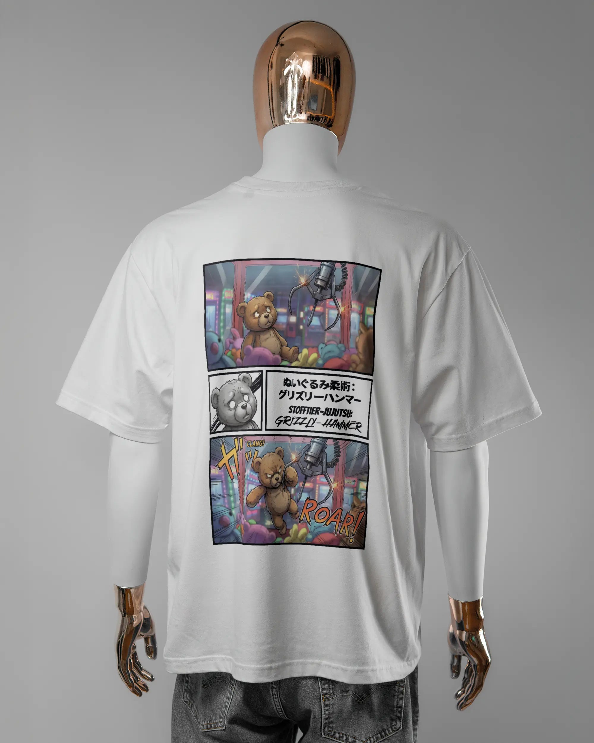 Rückseite des Basic Unisex T-Shirt Oversized von Maondo mit dem Design Manga Stoff in der Farbe White und in der Größe L getragen von einer maskulinen Puppe