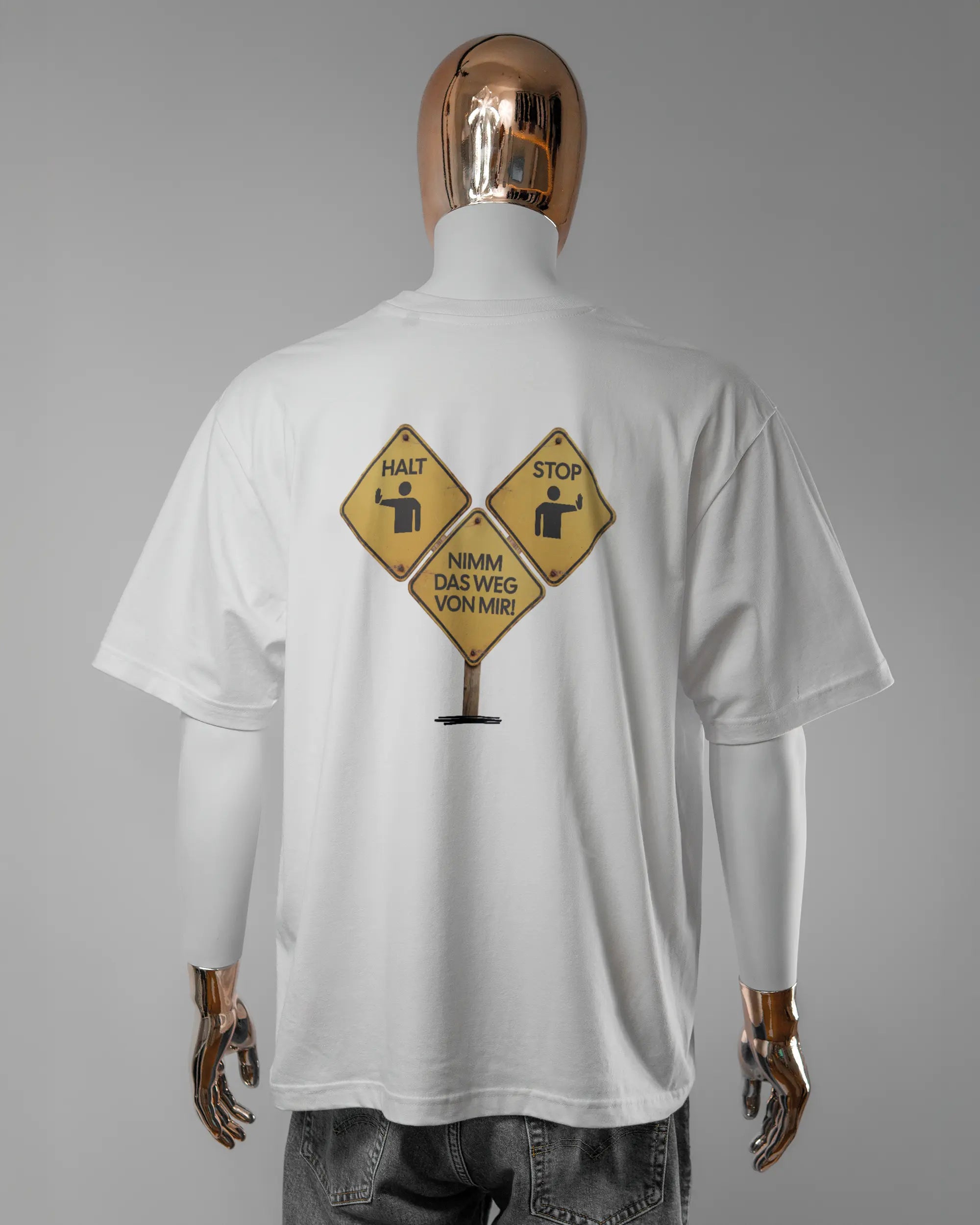 Rückseite des Basic Unisex T-Shirt Oversized von Maondo mit dem Design Schutzschild in der Farbe White und in der Größe L getragen von einer maskulinen Puppe