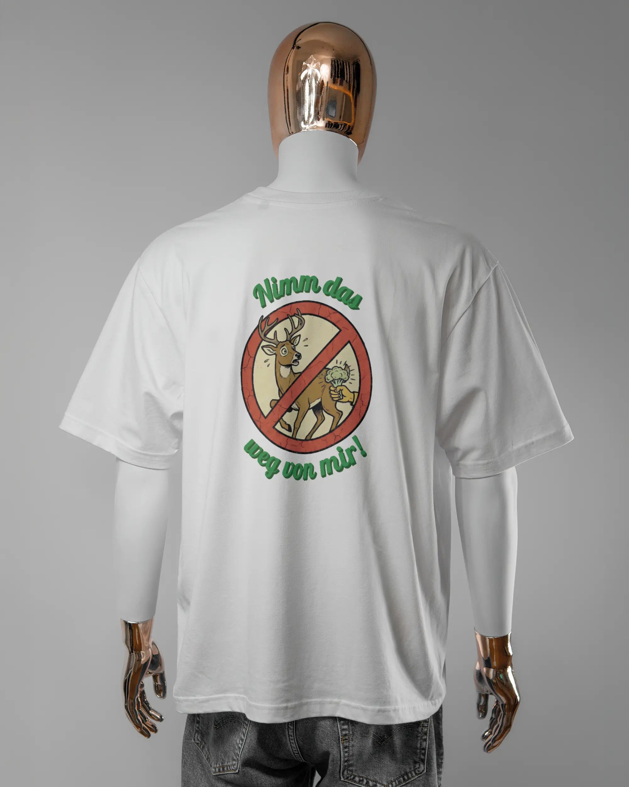 Rückseite des Basic Unisex T-Shirt Oversized von Maondo mit dem Design Reh weg in der Farbe White und in der Größe L getragen von einer maskulinen Puppe