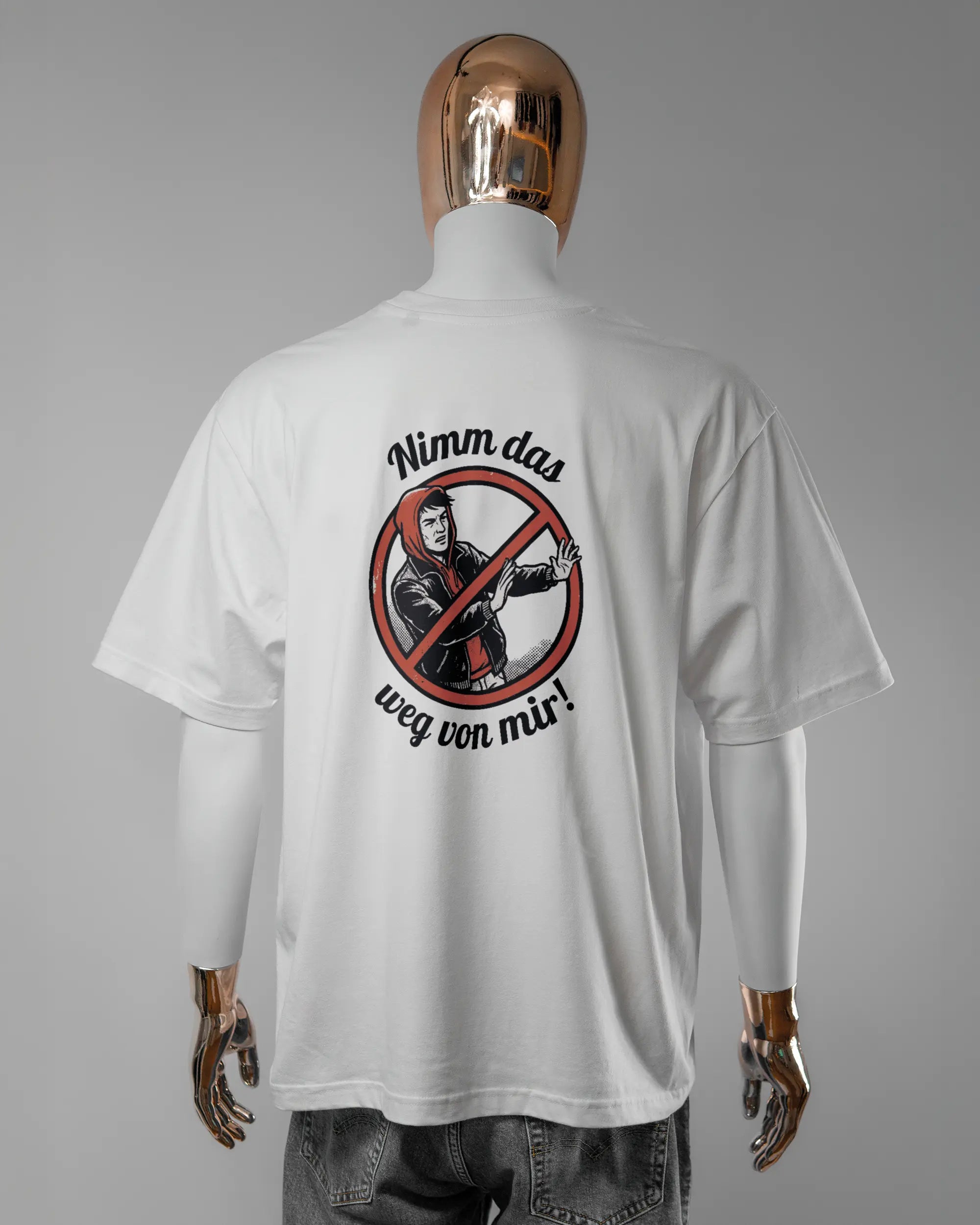 Rückseite des Basic Unisex T-Shirt Oversized von Maondo mit dem Design Nimm das weg in der Farbe White und in der Größe L getragen von einer maskulinen Puppe