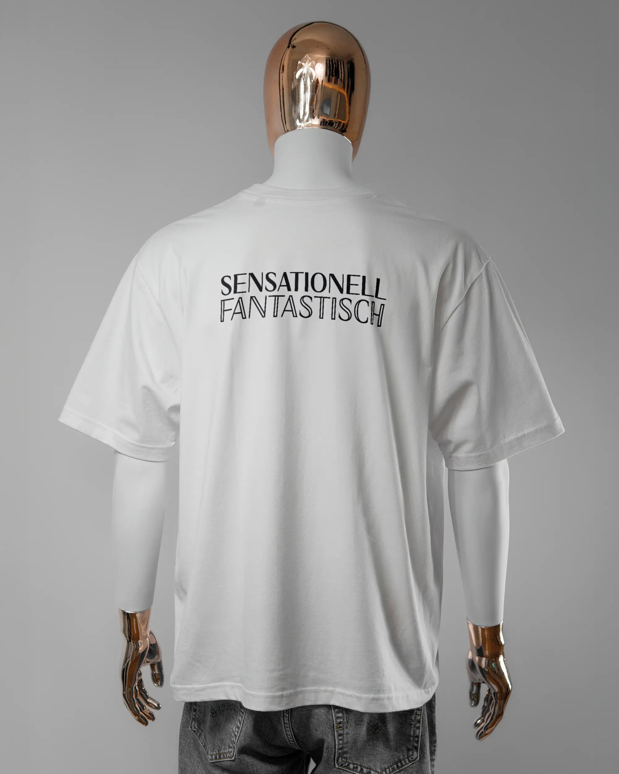 Rückseite des Basic Unisex T-Shirt Oversized von Maondo mit dem Design Sensationell in der Farbe White und in der Größe L getragen von einer maskulinen Puppe