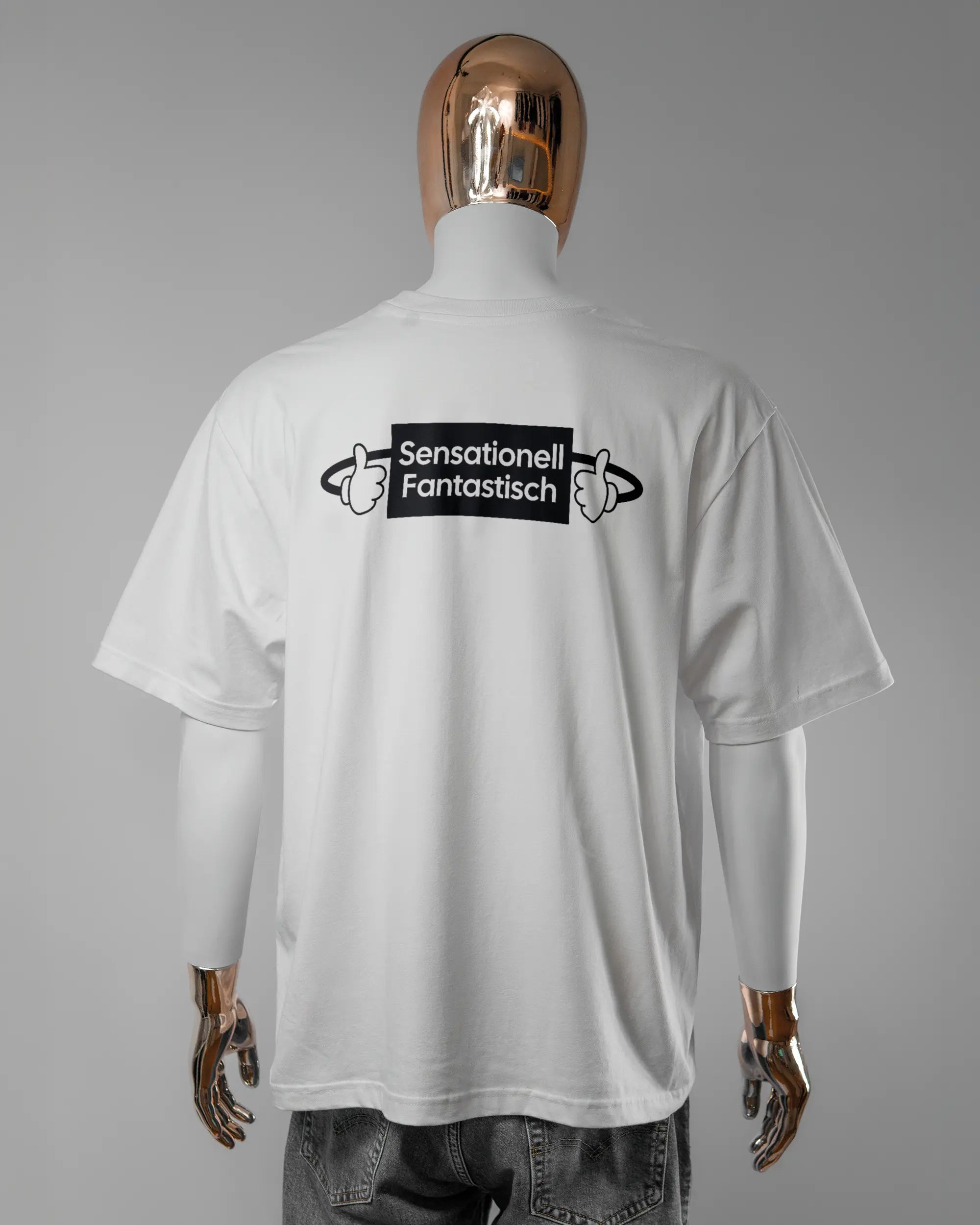 Rückseite des Basic Unisex T-Shirt Oversized von Maondo mit dem Design Fantastisch in der Farbe White und in der Größe L getragen von einer maskulinen Puppe