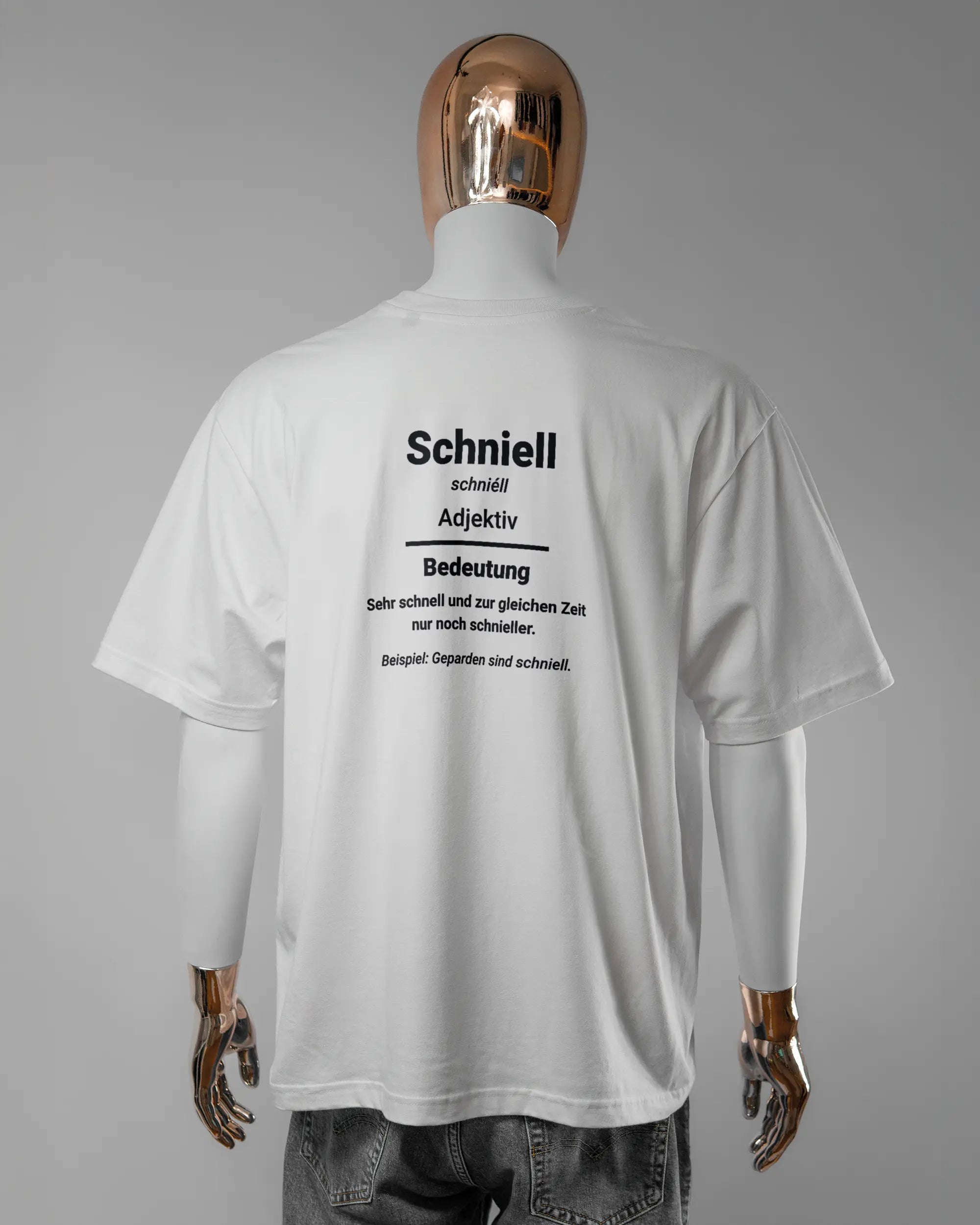 Rückseite des Basic Unisex T-Shirt Oversized von Maondo mit dem Design Schniell in der Farbe White und in der Größe L getragen von einer maskulinen Puppe