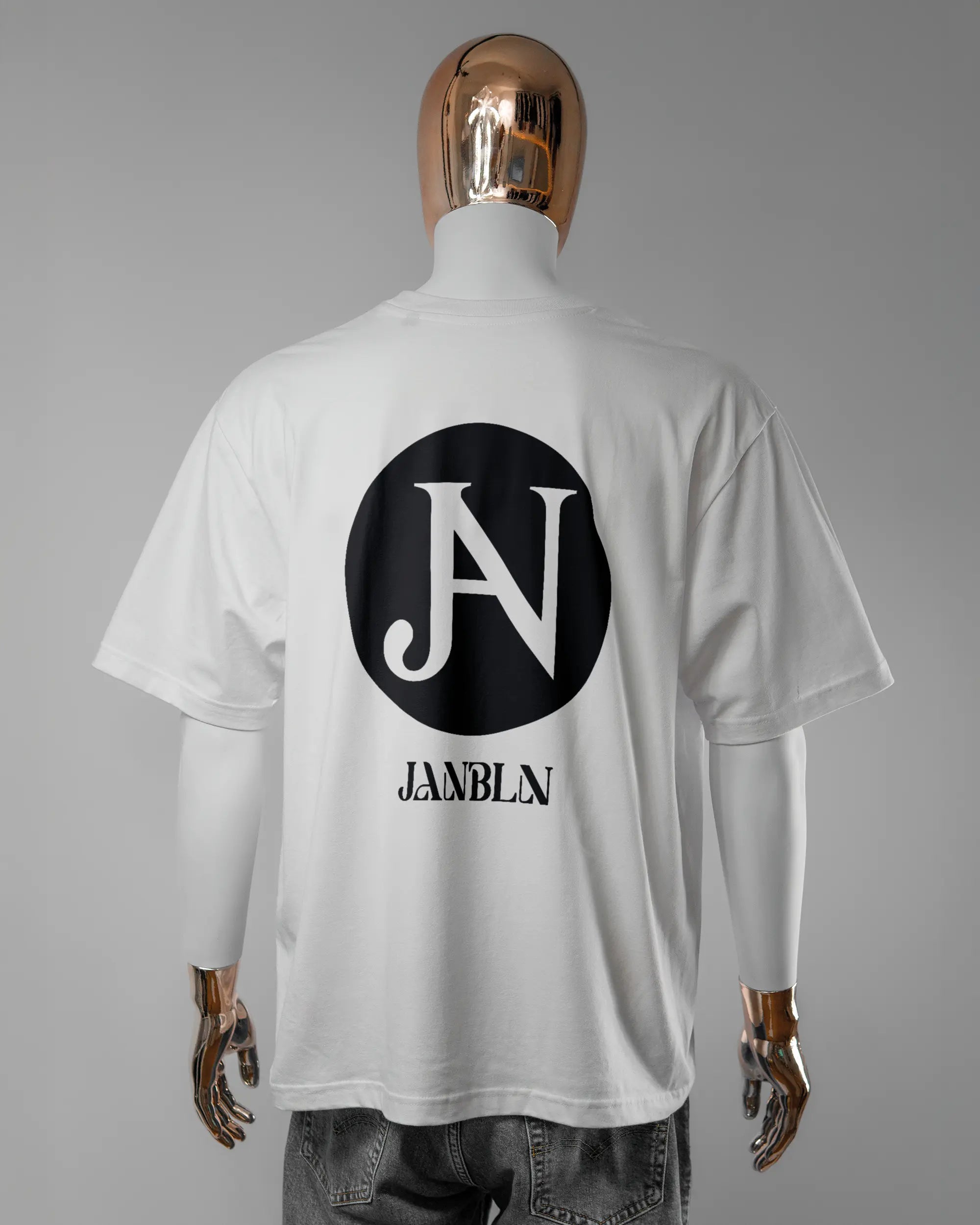 Rückseite des Basic Unisex T-Shirt Oversized von Maondo mit dem Design JB1 in der Farbe White und in der Größe L getragen von einer maskulinen Puppe