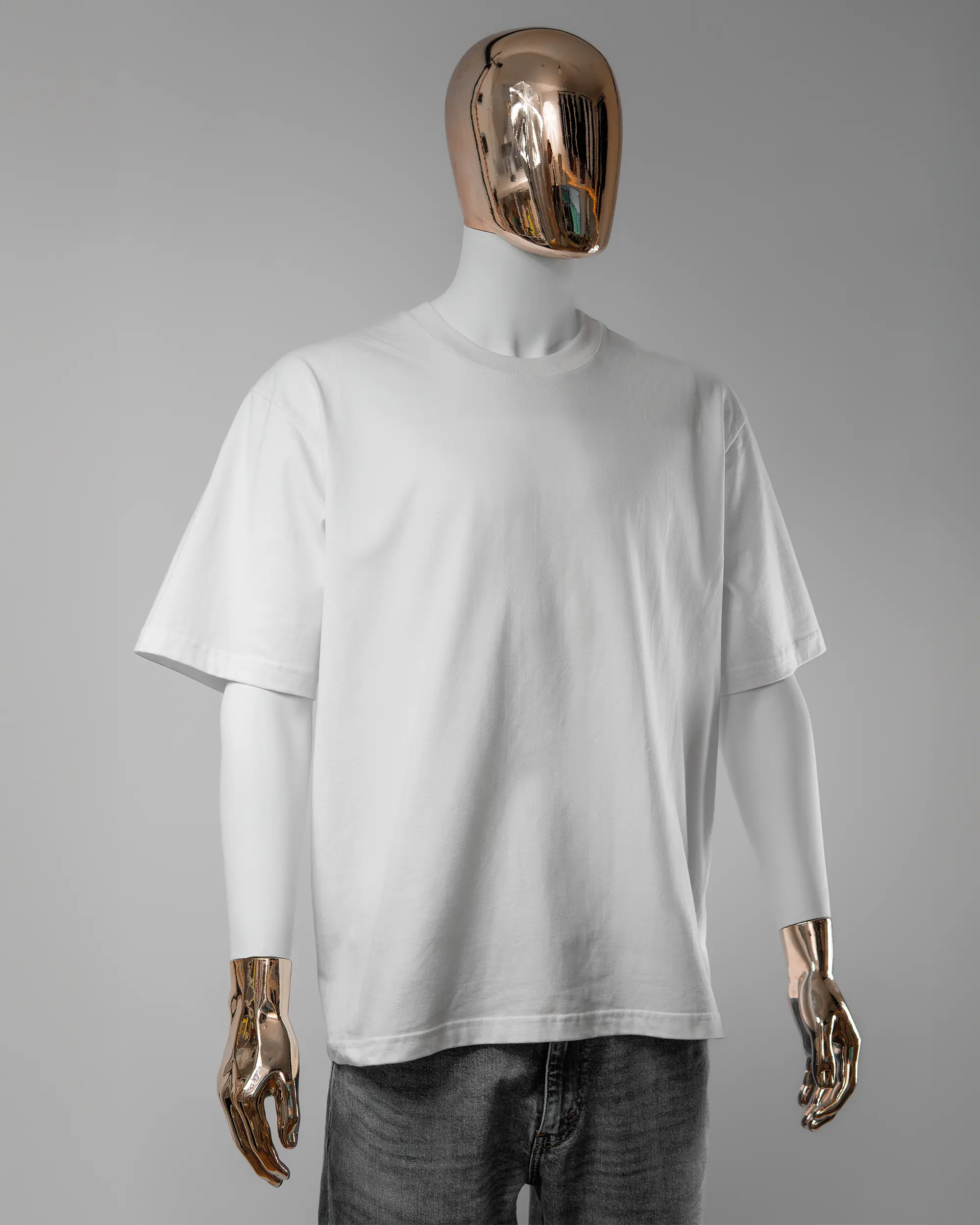 Vorderseite des Basic Unisex T-Shirt Oversized von Maondo ohne Motiv in der Farbe White und in der Größe L getragen von einer maskulinen Puppe