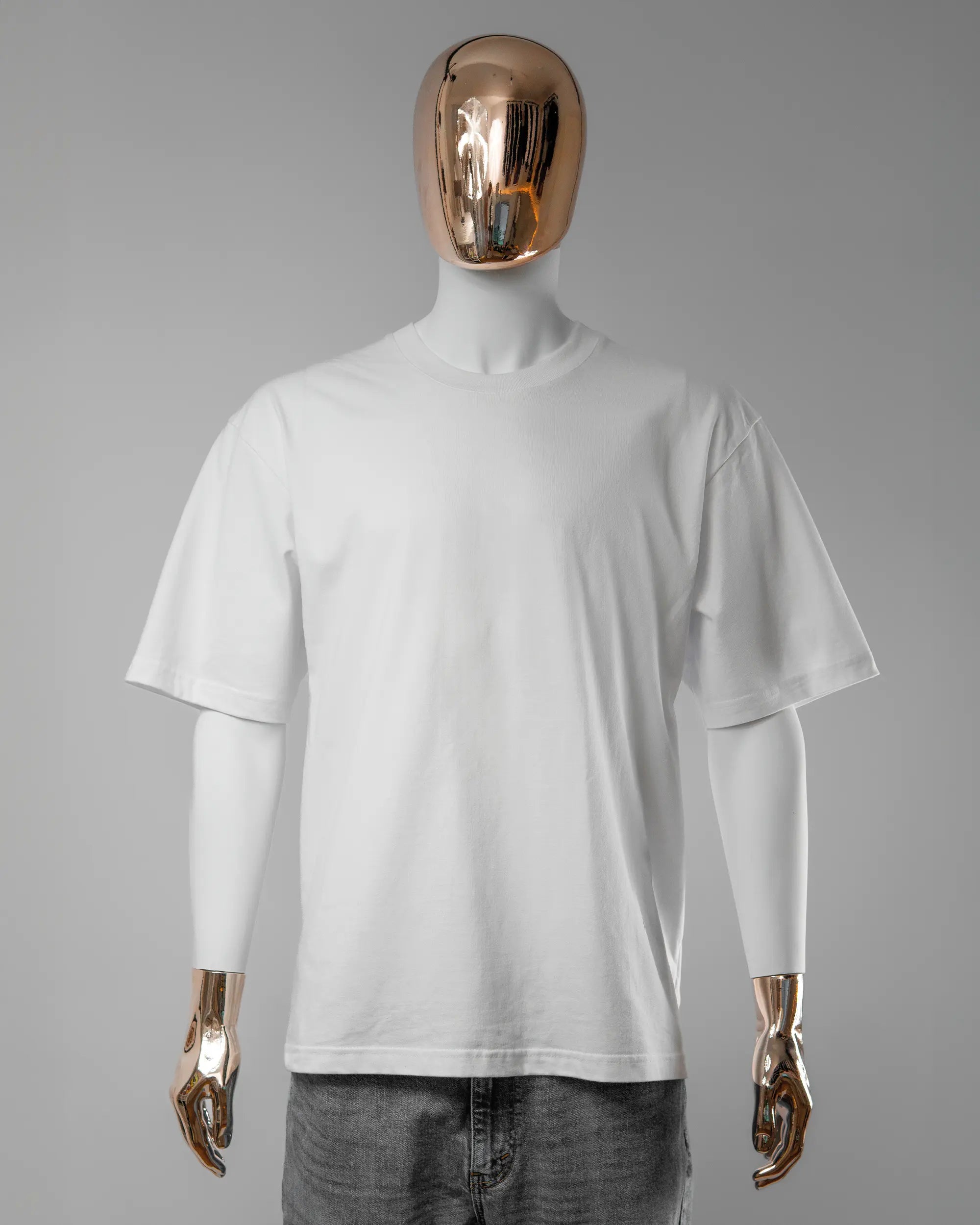 Vorderseite des Basic Unisex T-Shirt Oversized von Maondo ohne Motiv in der Farbe White und in der Größe L getragen von einer maskulinen Puppe