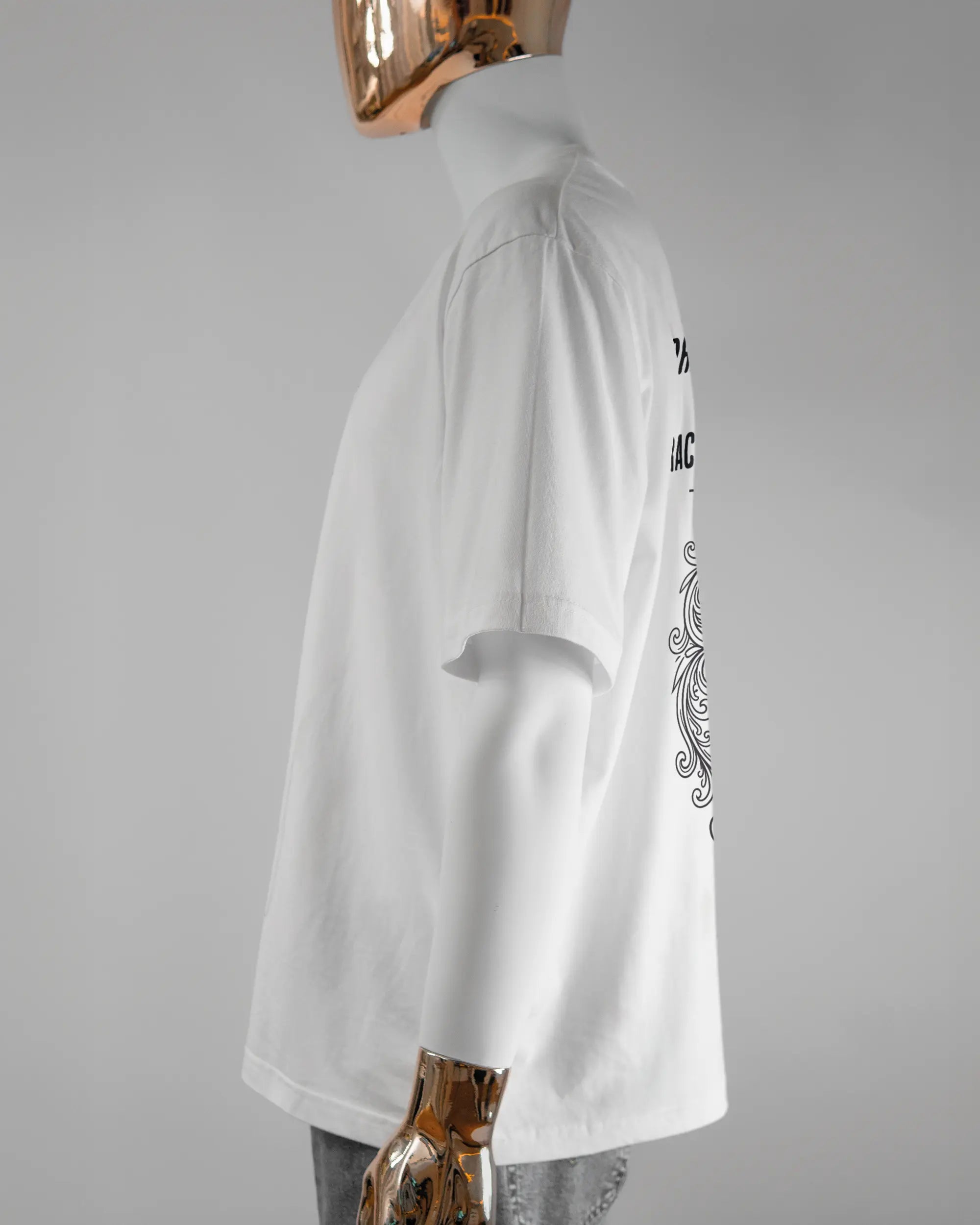 Seitenansicht des Basic Unisex T-Shirt Oversized von Maondo mit dem Design Trachtentanz hinten in der Farbe White und in der Größe L getragen von einer maskulinen Puppe