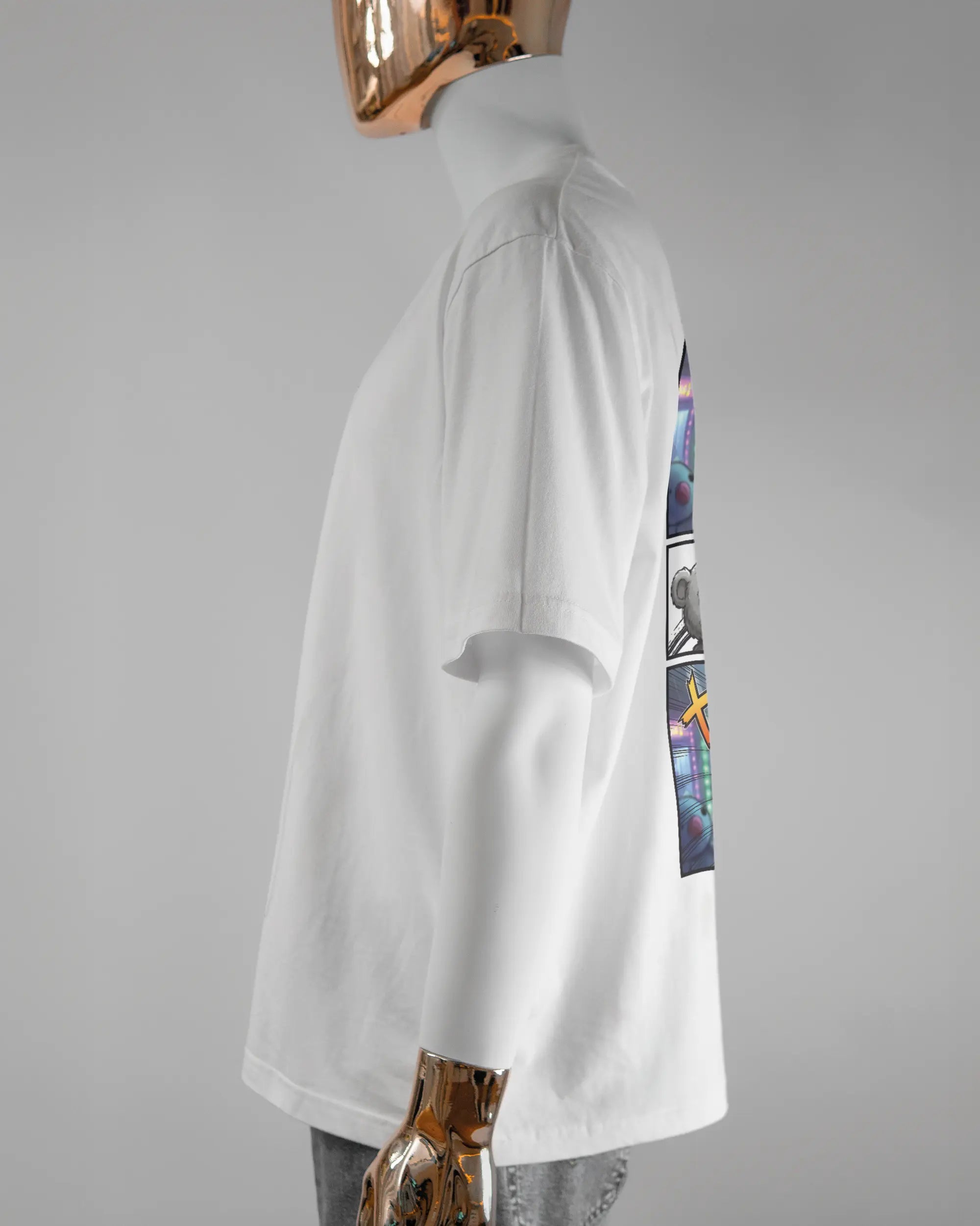 Seitenansicht des Basic Unisex T-Shirt Oversized von Maondo mit dem Design Manga Stoff hinten in der Farbe White und in der Größe L getragen von einer maskulinen Puppe