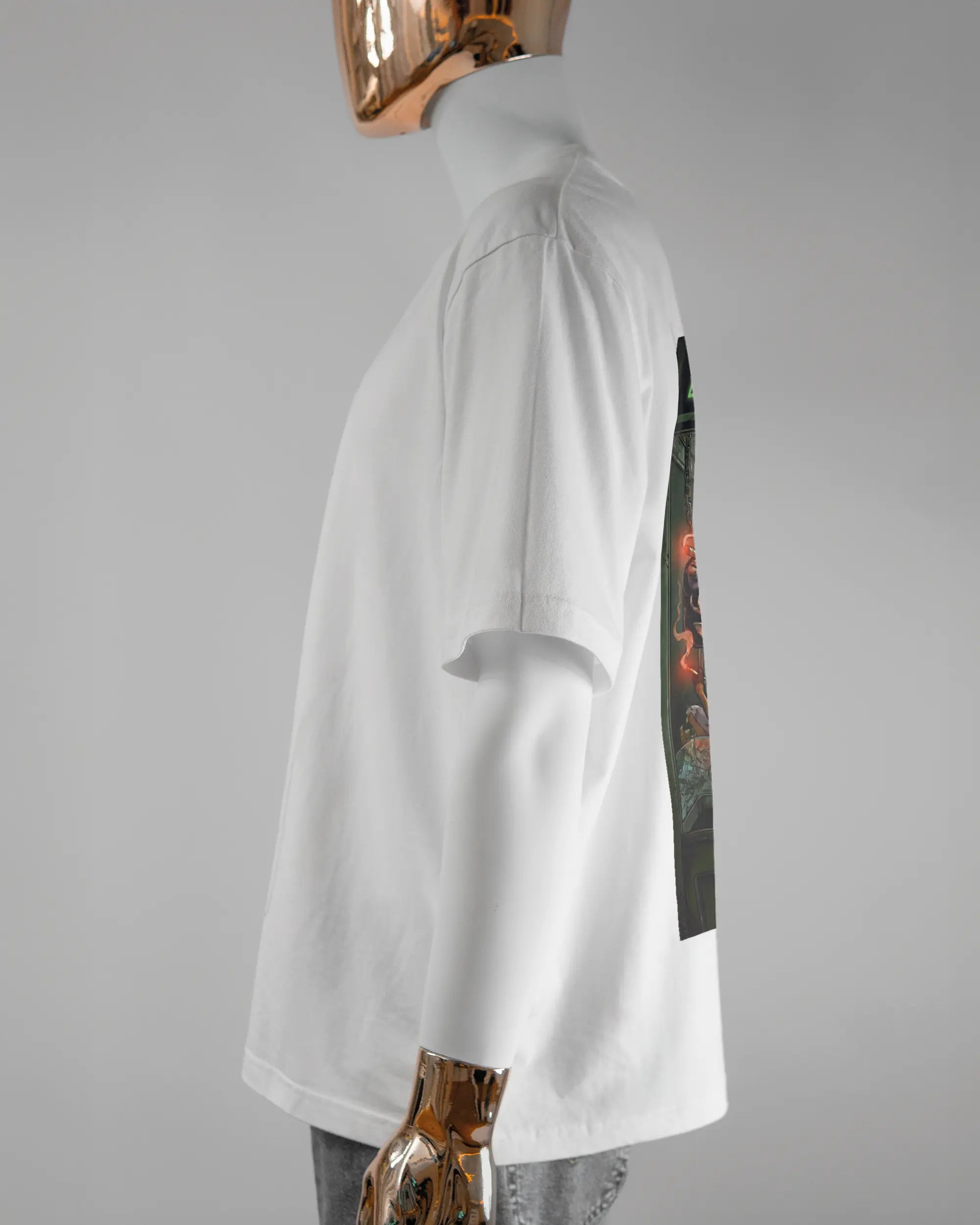 Seitenansicht des Basic Unisex T-Shirt Oversized von Maondo mit dem Design Extrabreit hinten in der Farbe White und in der Größe L getragen von einer maskulinen Puppe