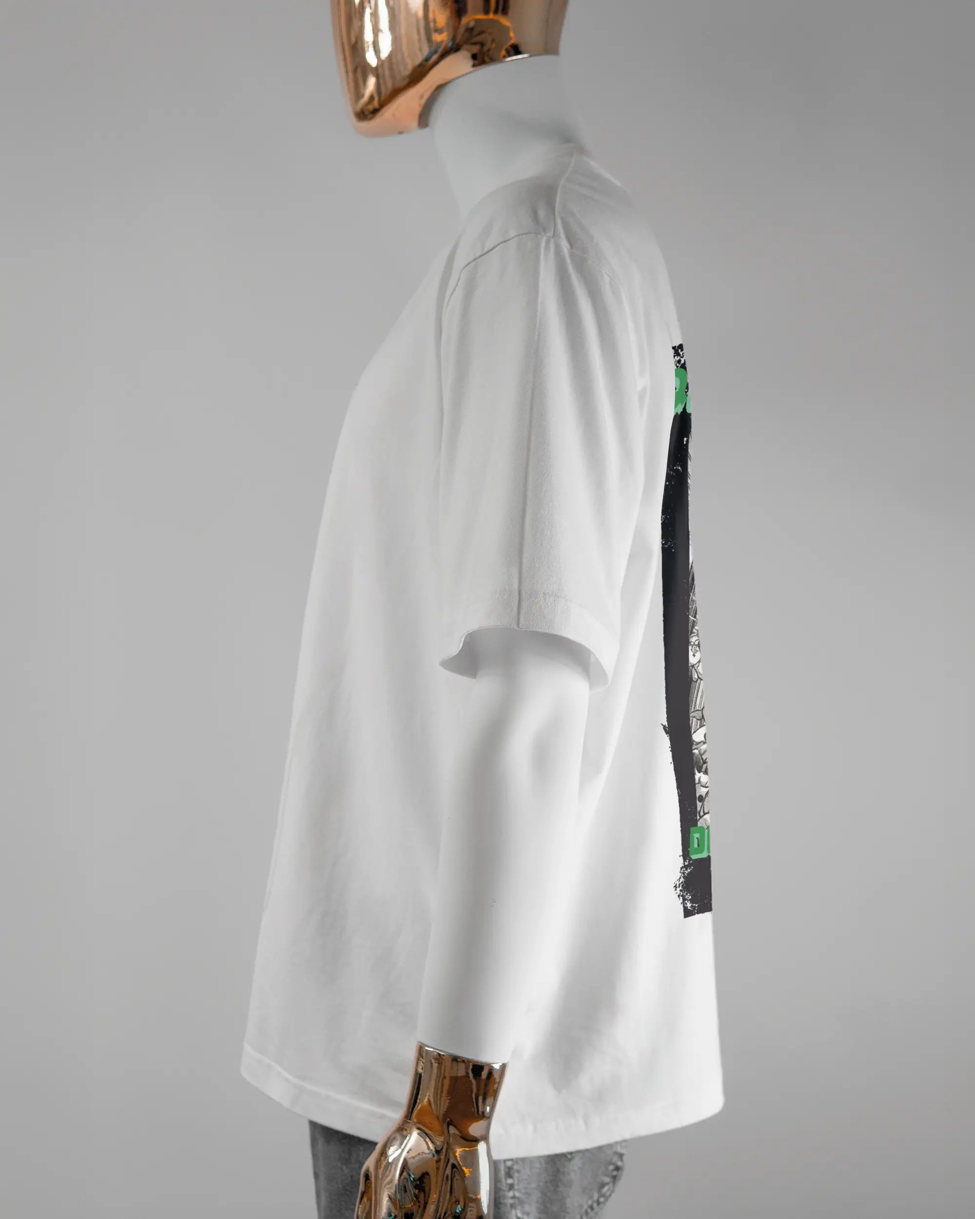 Seitenansicht des Basic Unisex T-Shirt Oversized von Maondo mit dem Design Save 1 Stofftier hinten in der Farbe White und in der Größe L getragen von einer maskulinen Puppe