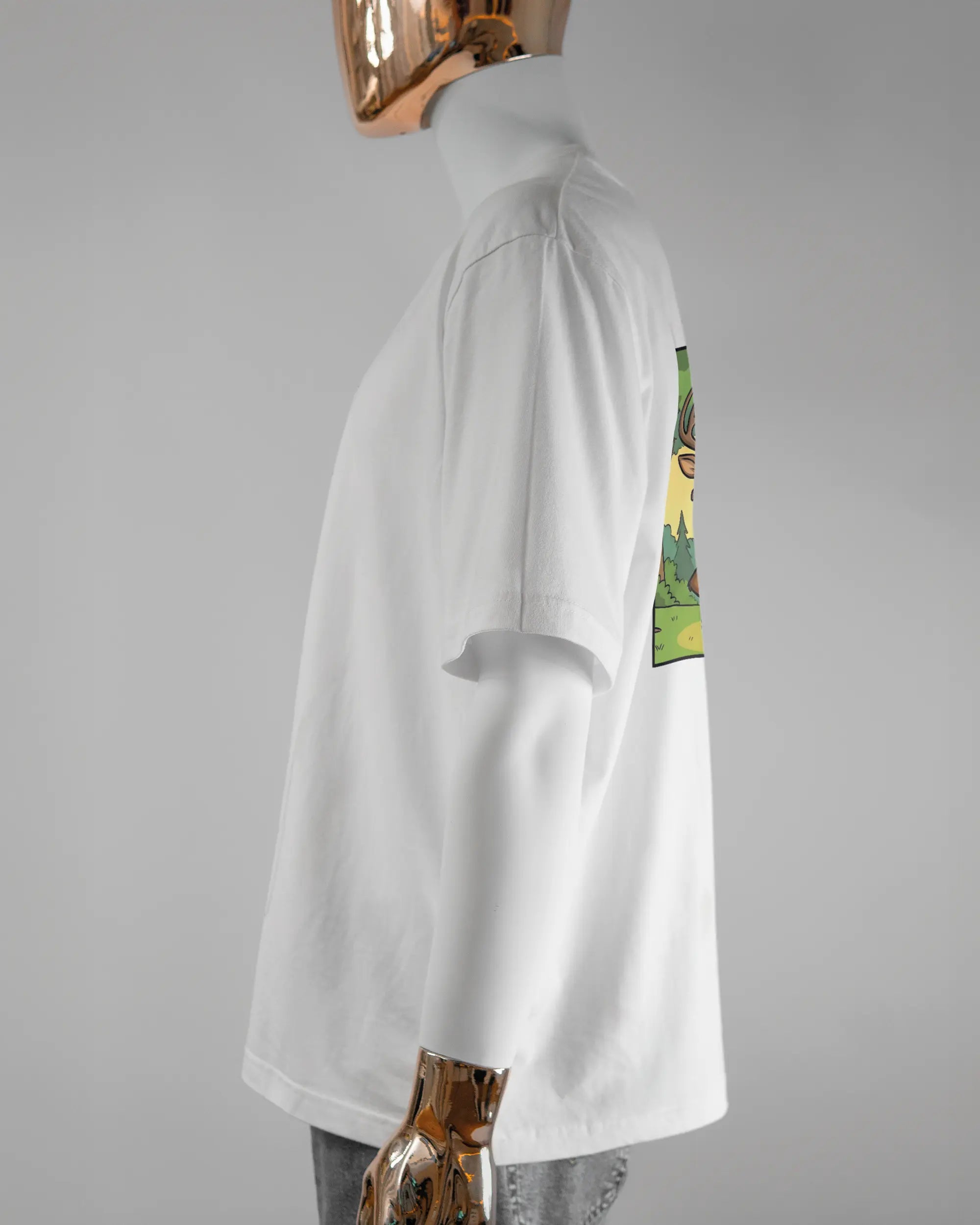 Seitenansicht des Basic Unisex T-Shirt Oversized von Maondo mit dem Design Vollspannung hinten in der Farbe White und in der Größe L getragen von einer maskulinen Puppe