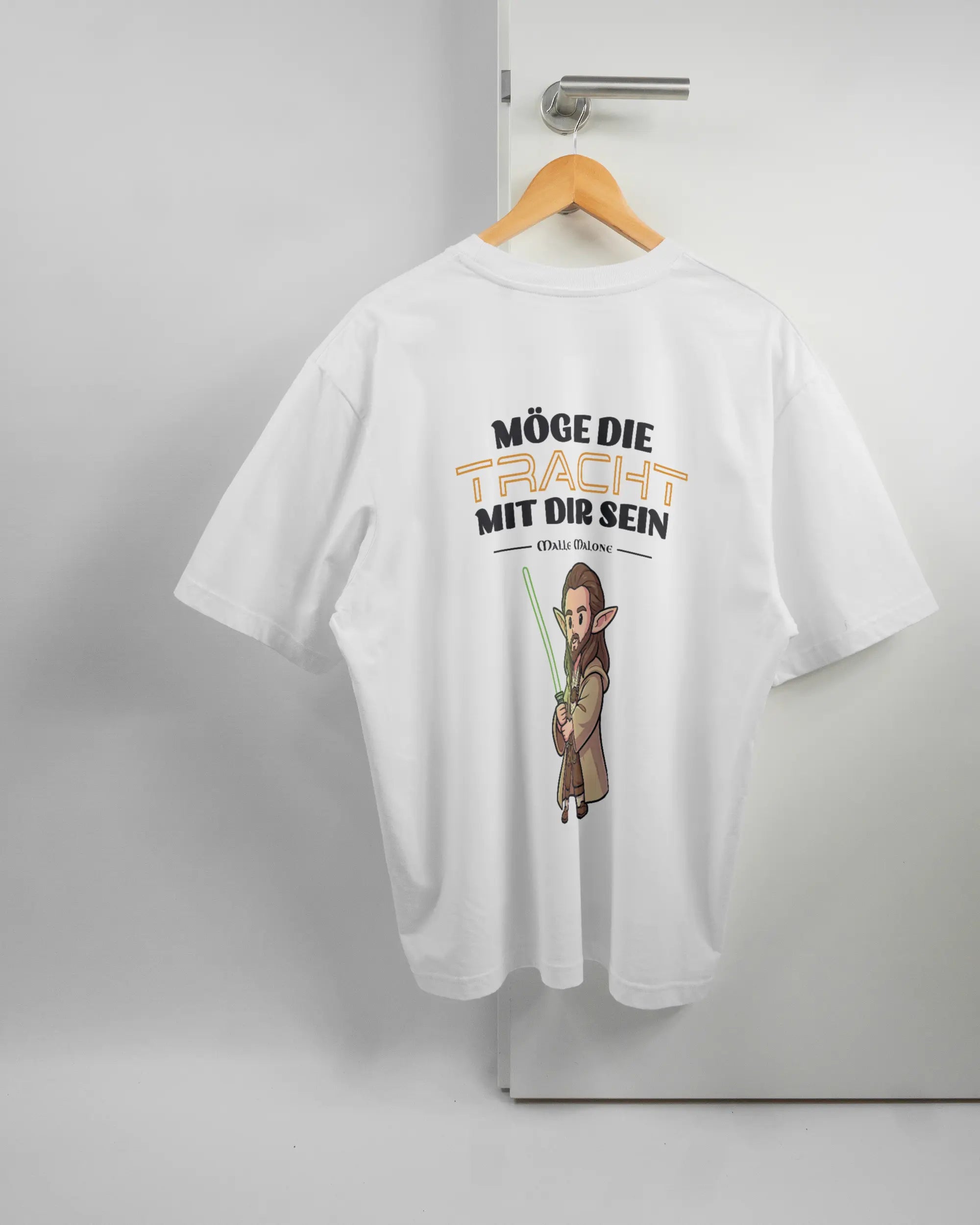 Rückseite des Basic Unisex T-Shirt Oversized von Maondo mit dem Design Tracht mit dir in der Farbe White und in der Größe L auf einem Bügel an der Türklinke aufgehängt