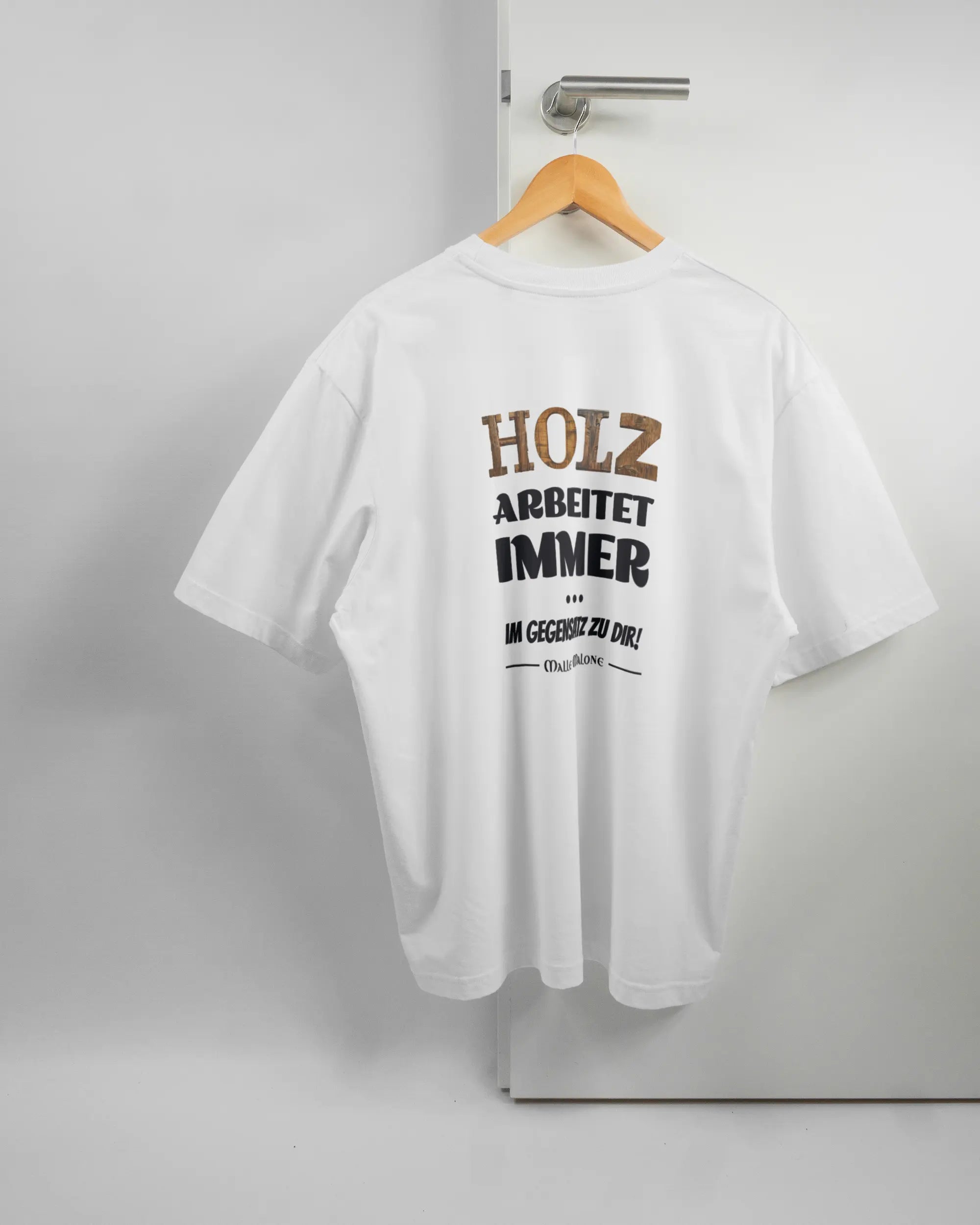 Rückseite des Basic Unisex T-Shirt Oversized von Maondo mit dem Design Holzarbeit in der Farbe White und in der Größe L auf einem Bügel an der Türklinke aufgehängt