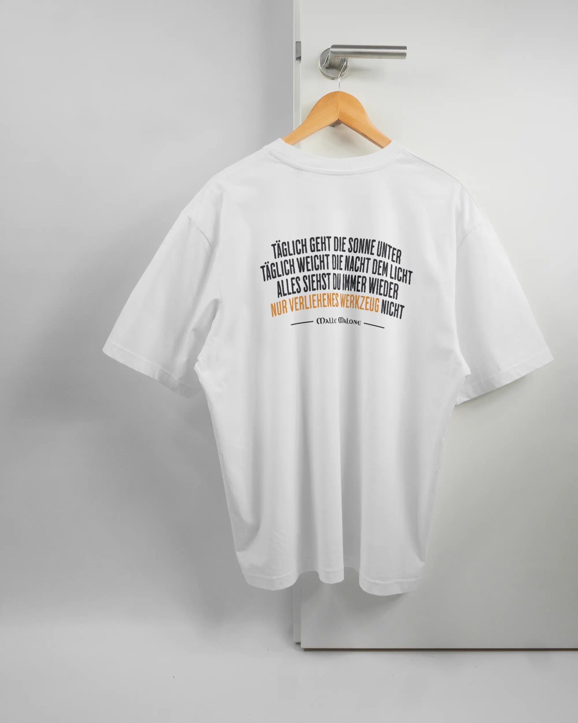 Rückseite des Basic Unisex T-Shirt Oversized von Maondo mit dem Design Wegzeug in der Farbe White und in der Größe L auf einem Bügel an der Türklinke aufgehängt