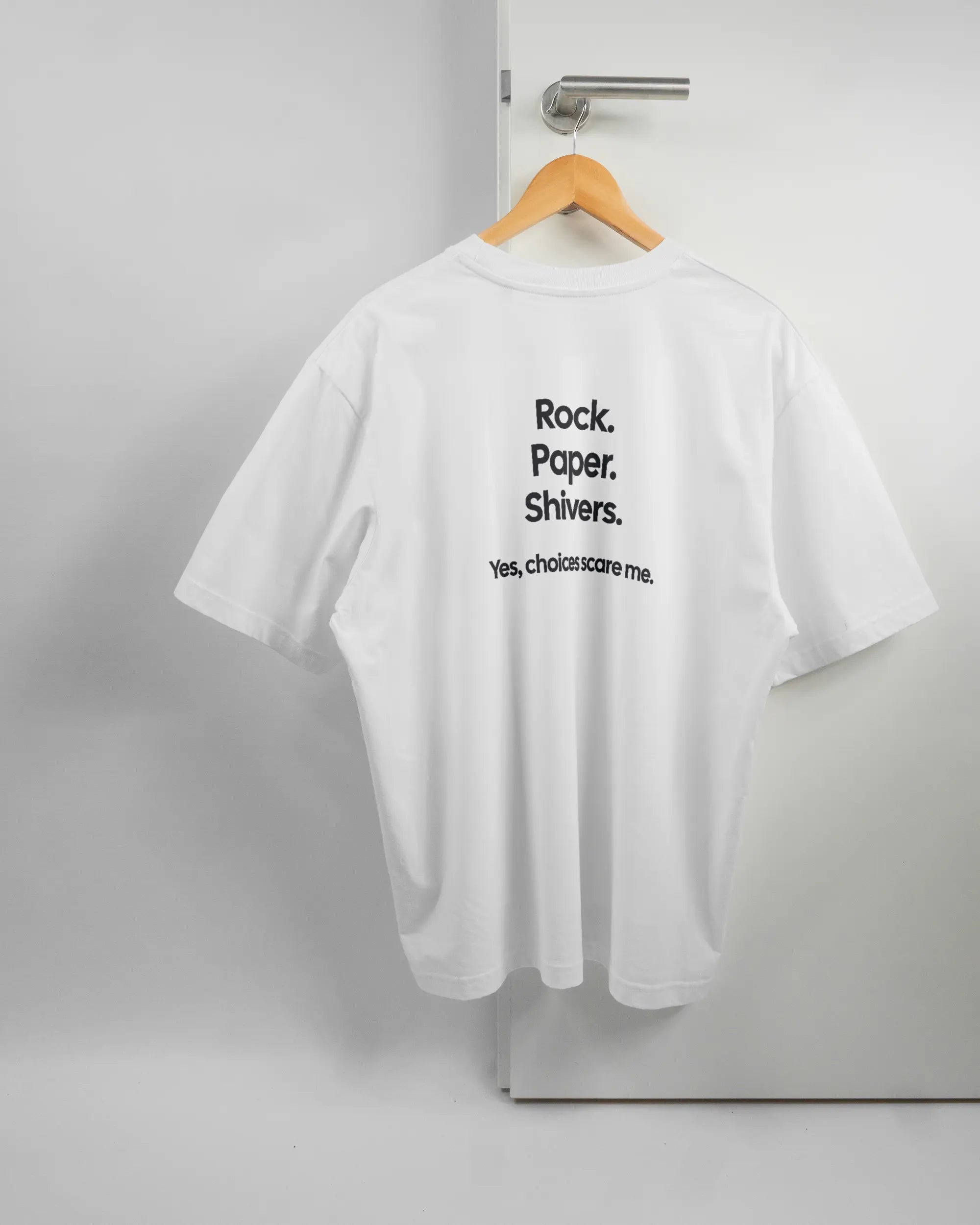 Rückseite des Basic Unisex T-Shirt Oversized von Maondo mit dem Design Rock Paper Shivers in der Farbe White und in der Größe L auf einem Bügel an der Türklinke aufgehängt