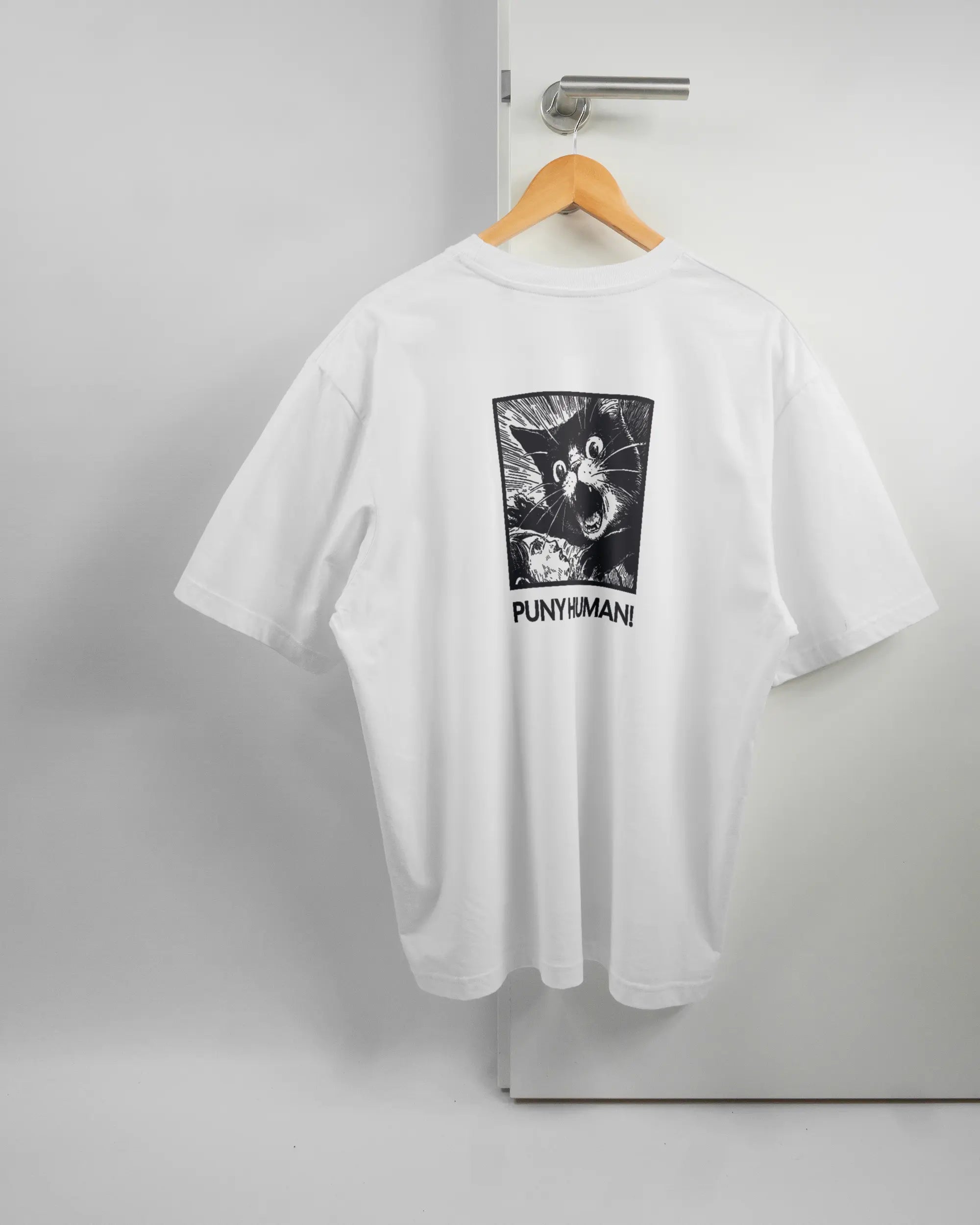 Rückseite des Basic Unisex T-Shirt Oversized von Maondo mit dem Design Puny Human in der Farbe White und in der Größe L auf einem Bügel an der Türklinke aufgehängt