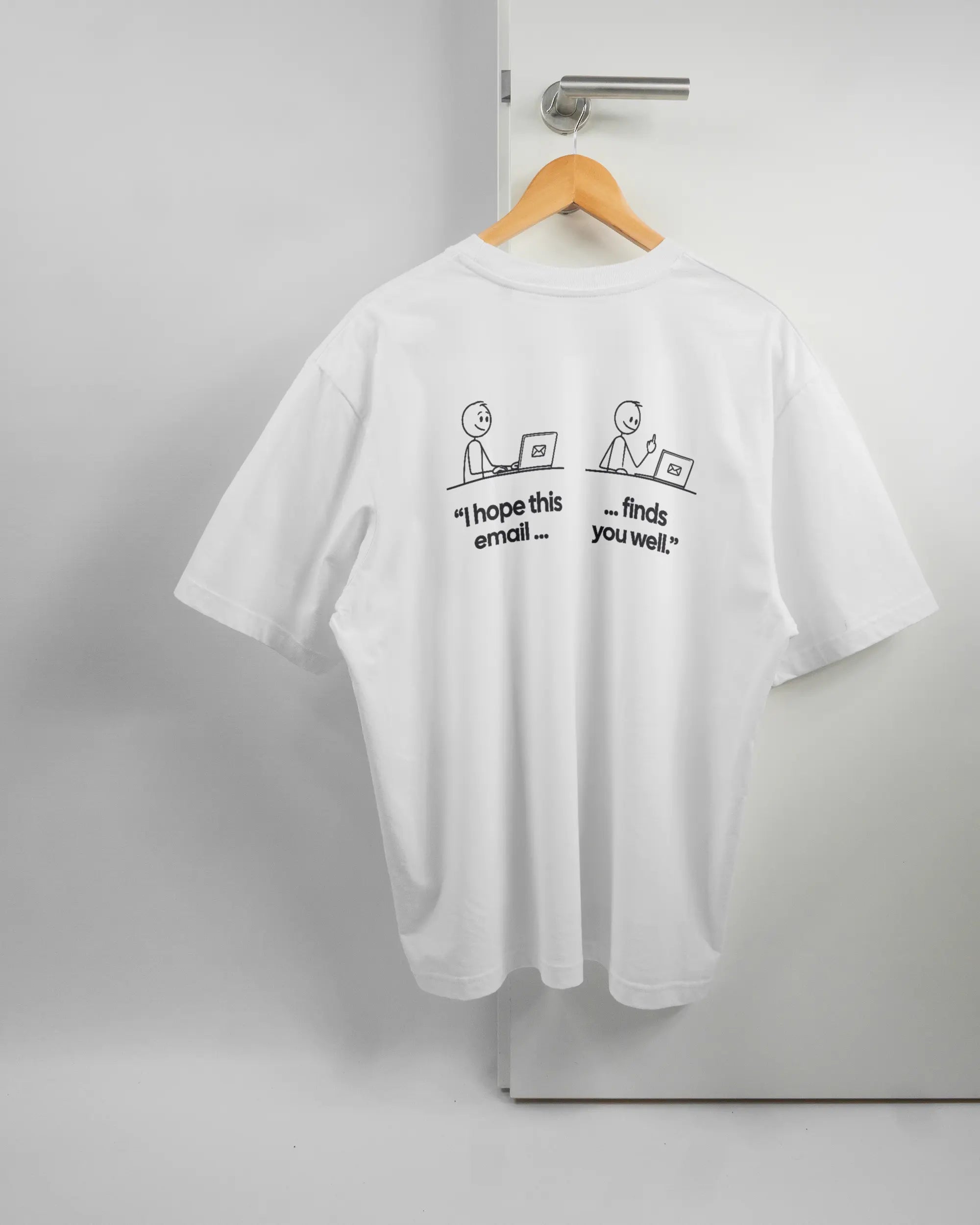 Rückseite des Basic Unisex T-Shirt Oversized von Maondo mit dem Design Found me not well in der Farbe White und in der Größe L auf einem Bügel an der Türklinke aufgehängt