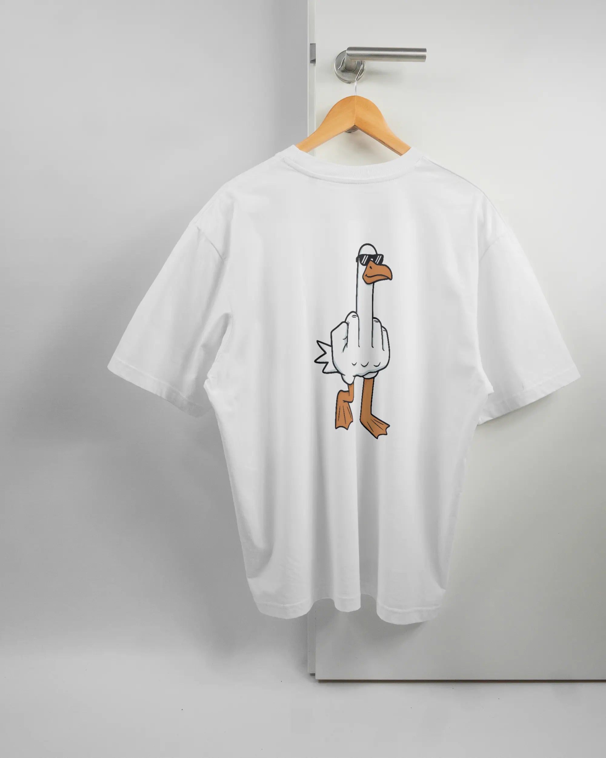 Rückseite des Basic Unisex T-Shirt Oversized von Maondo mit dem Design I give a duck in der Farbe White und in der Größe L auf einem Bügel an der Türklinke aufgehängt