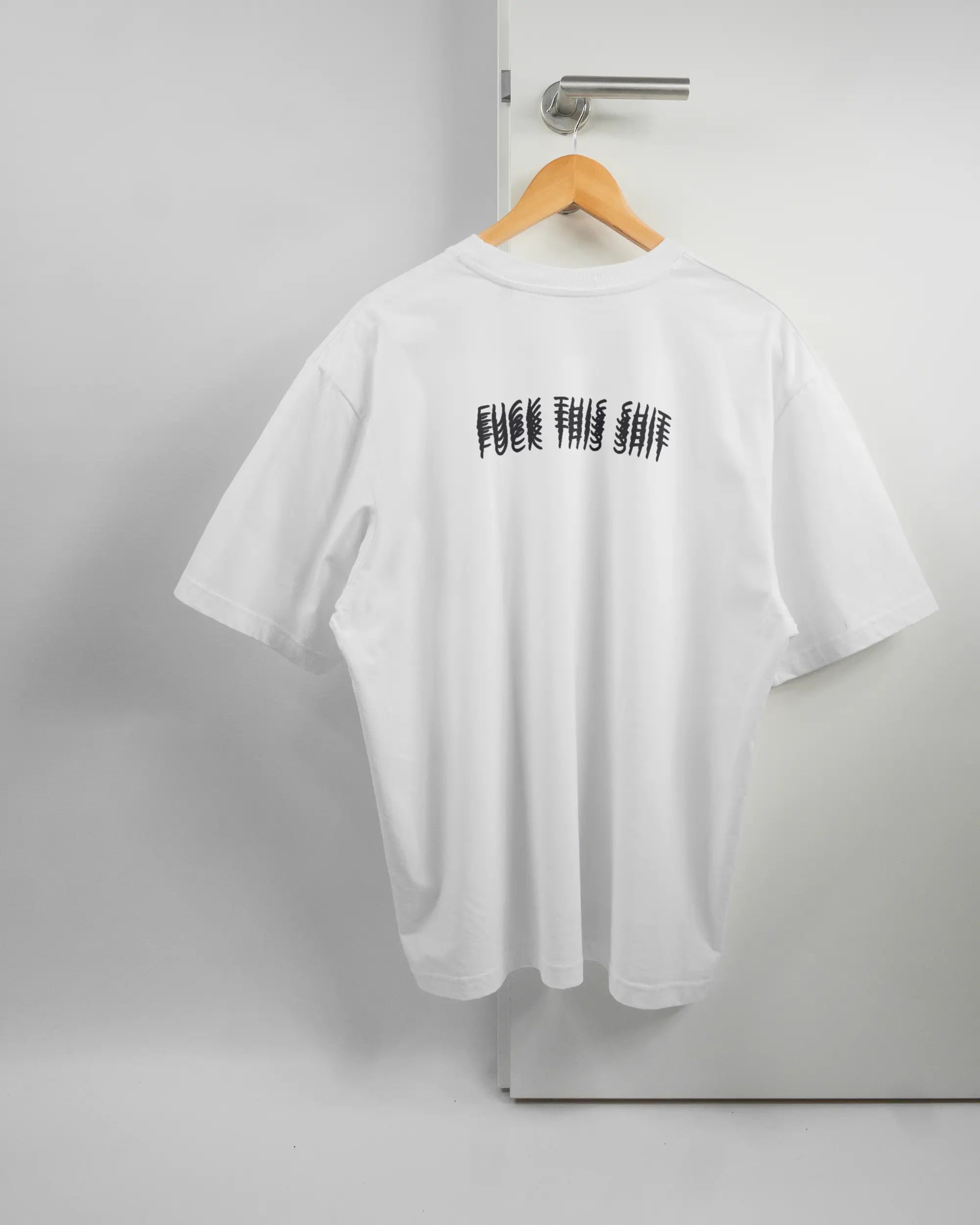 Rückseite des Basic Unisex T-Shirt Oversized von Maondo mit dem Design Hidden Message in der Farbe White und in der Größe L auf einem Bügel an der Türklinke aufgehängt