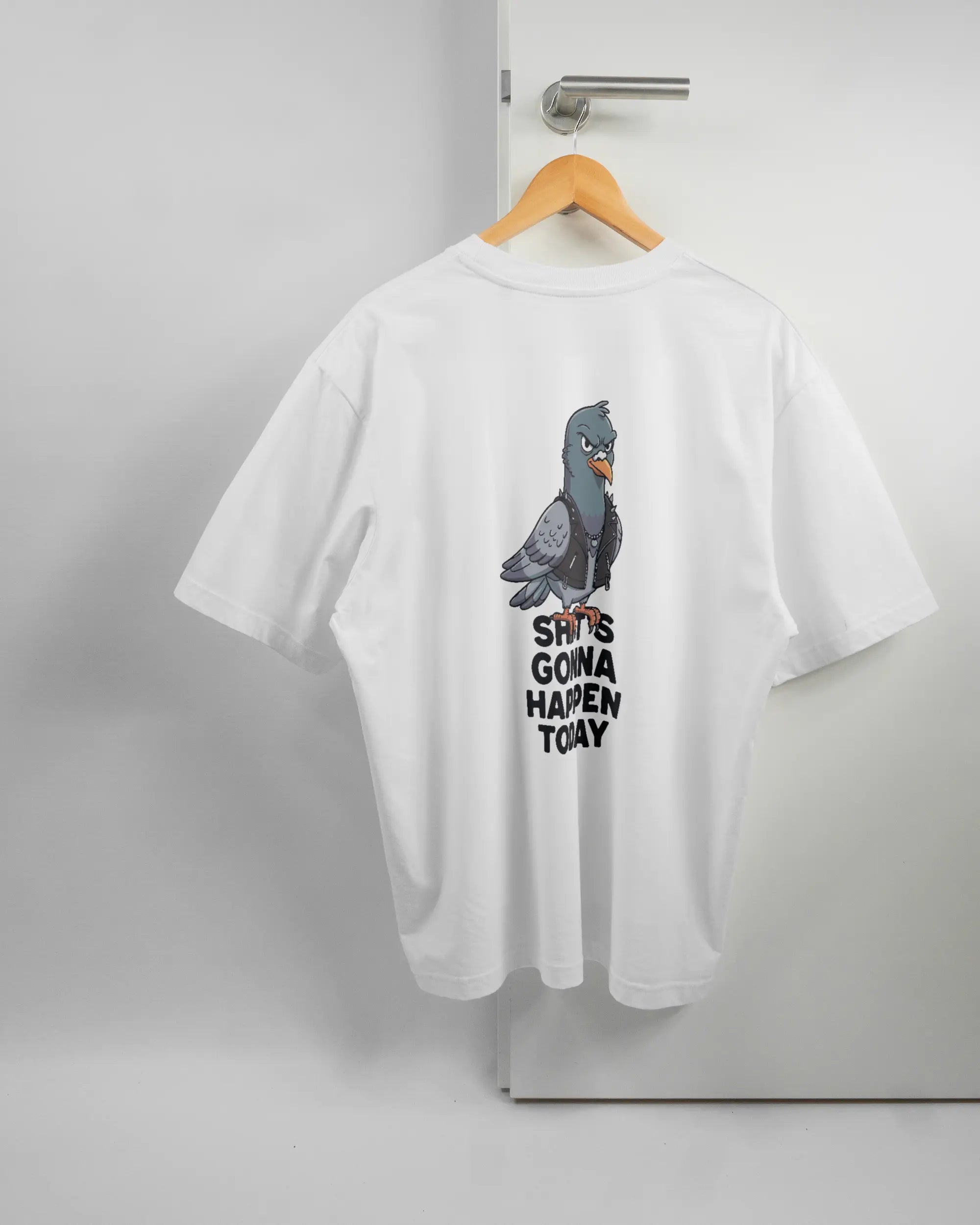 Rückseite des Basic Unisex T-Shirt Oversized von Maondo mit dem Design Pigeon Pun in der Farbe White und in der Größe L auf einem Bügel an der Türklinke aufgehängt
