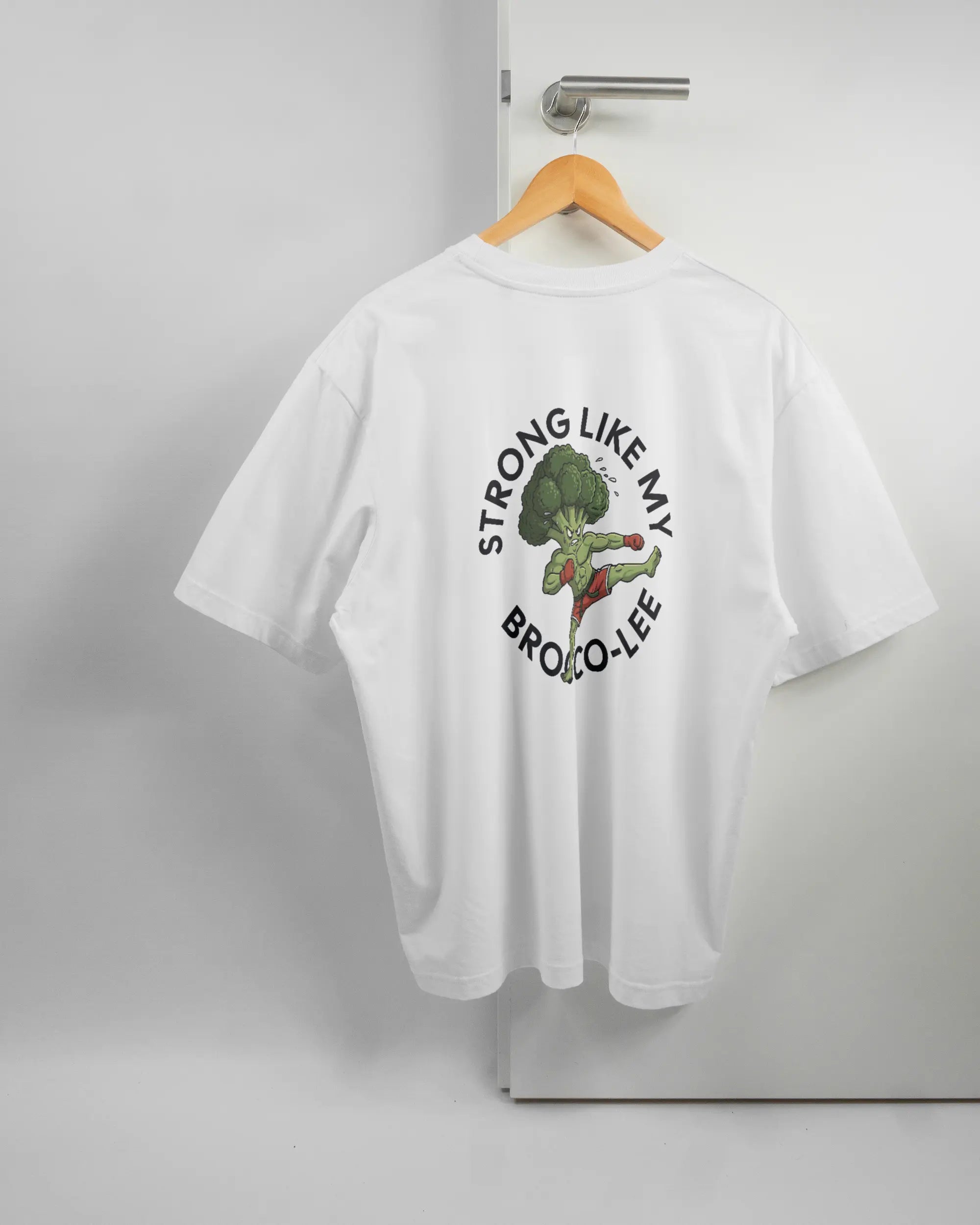 Rückseite des Basic Unisex T-Shirt Oversized von Maondo mit dem Design Brocco-Lee in der Farbe White und in der Größe L auf einem Bügel an der Türklinke aufgehängt