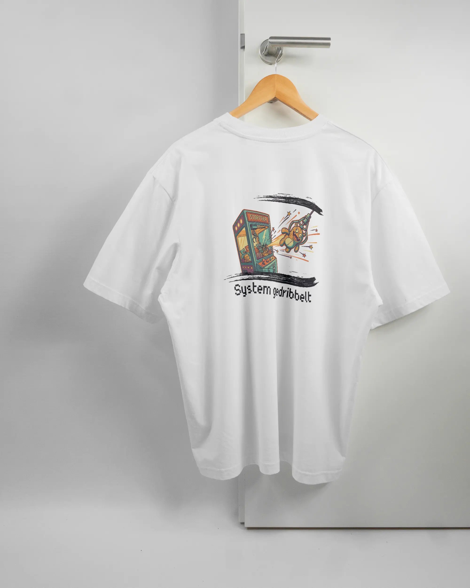 Rückseite des Basic Unisex T-Shirt Oversized von Maondo mit dem Design System gedribbelt in der Farbe White und in der Größe L auf einem Bügel an der Türklinke aufgehängt