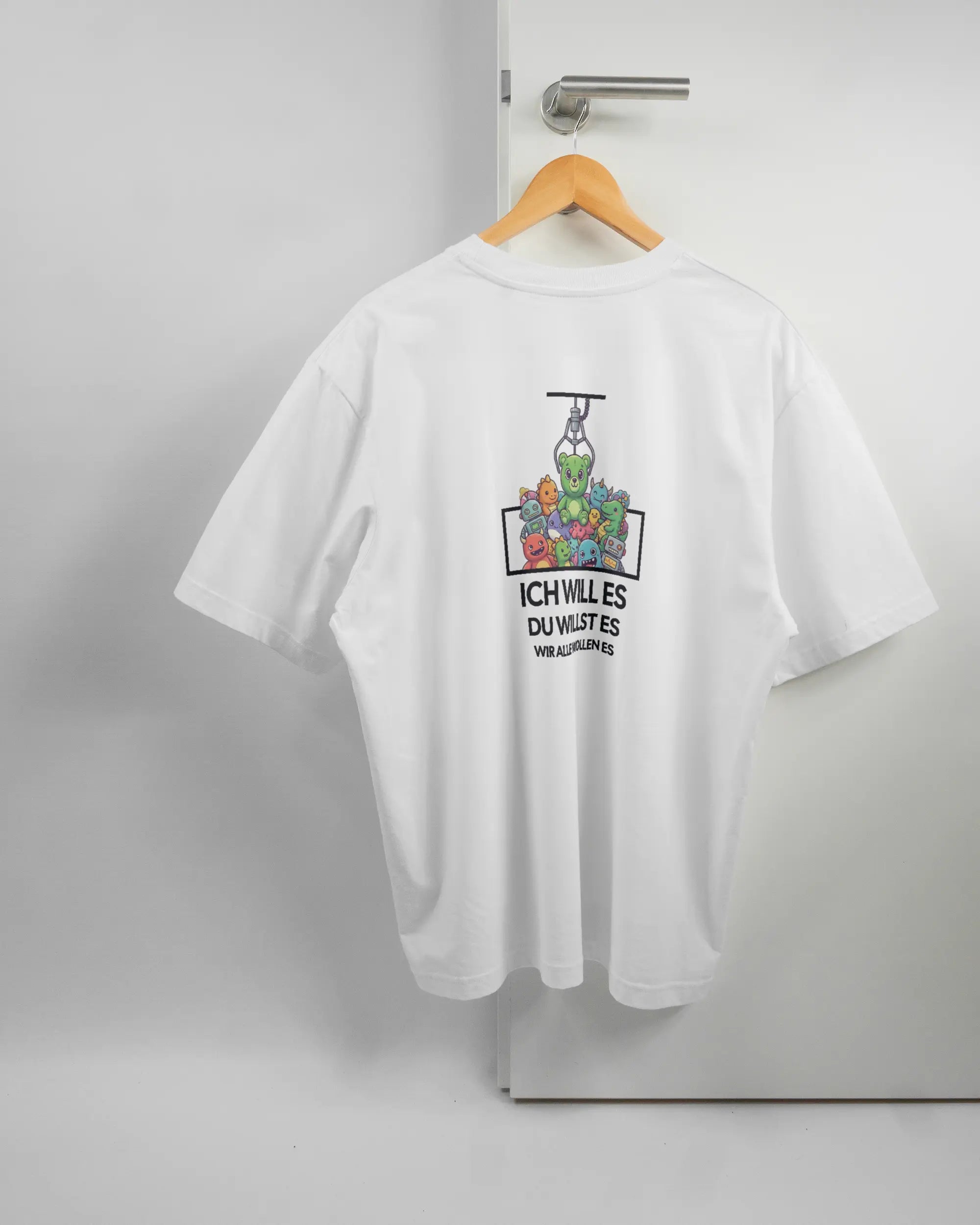 Rückseite des Basic Unisex T-Shirt Oversized von Maondo mit dem Design Will Stofftier in der Farbe White und in der Größe L auf einem Bügel an der Türklinke aufgehängt