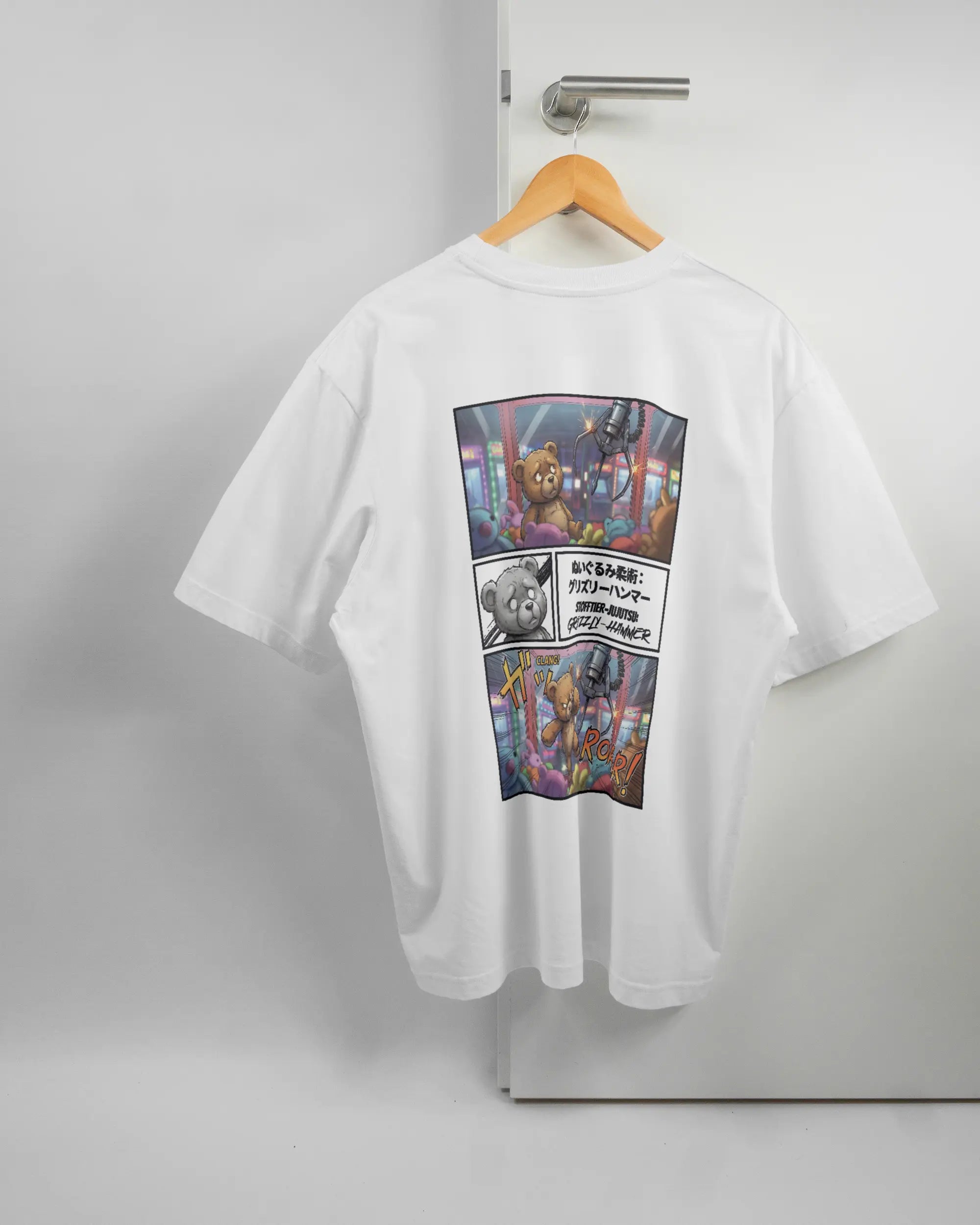 Rückseite des Basic Unisex T-Shirt Oversized von Maondo mit dem Design Manga Stoff in der Farbe White und in der Größe L auf einem Bügel an der Türklinke aufgehängt