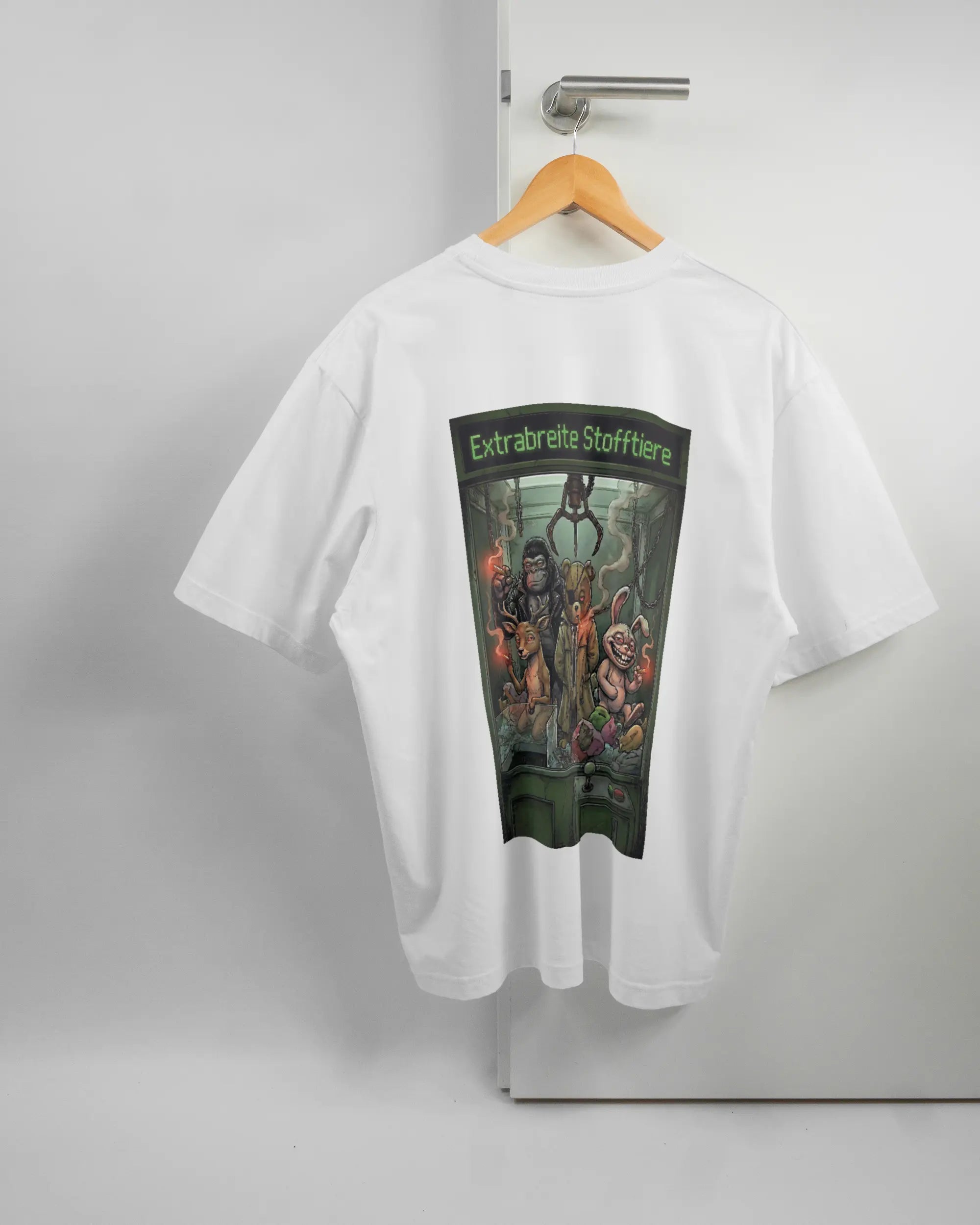 Rückseite des Basic Unisex T-Shirt Oversized von Maondo mit dem Design Extrabreit in der Farbe White und in der Größe L auf einem Bügel an der Türklinke aufgehängt