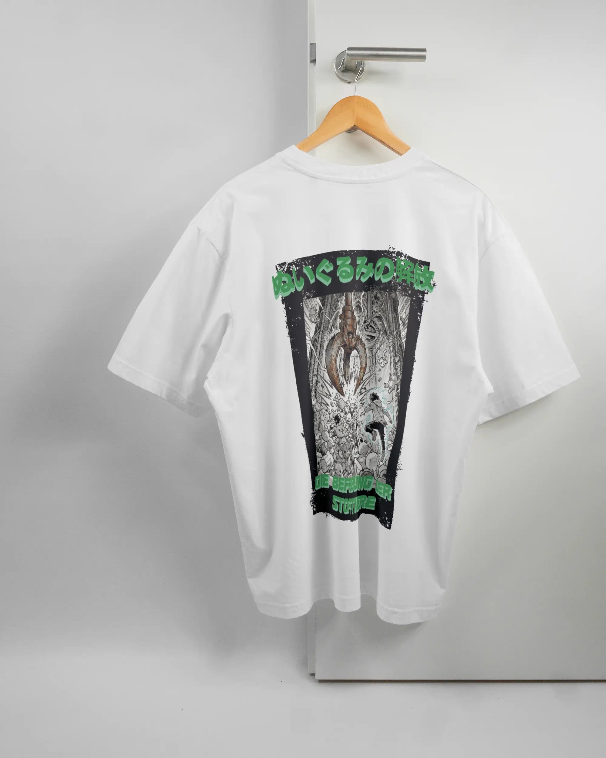 Rückseite des Basic Unisex T-Shirt Oversized von Maondo mit dem Design Save 1 Stofftier in der Farbe White und in der Größe L auf einem Bügel an der Türklinke aufgehängt