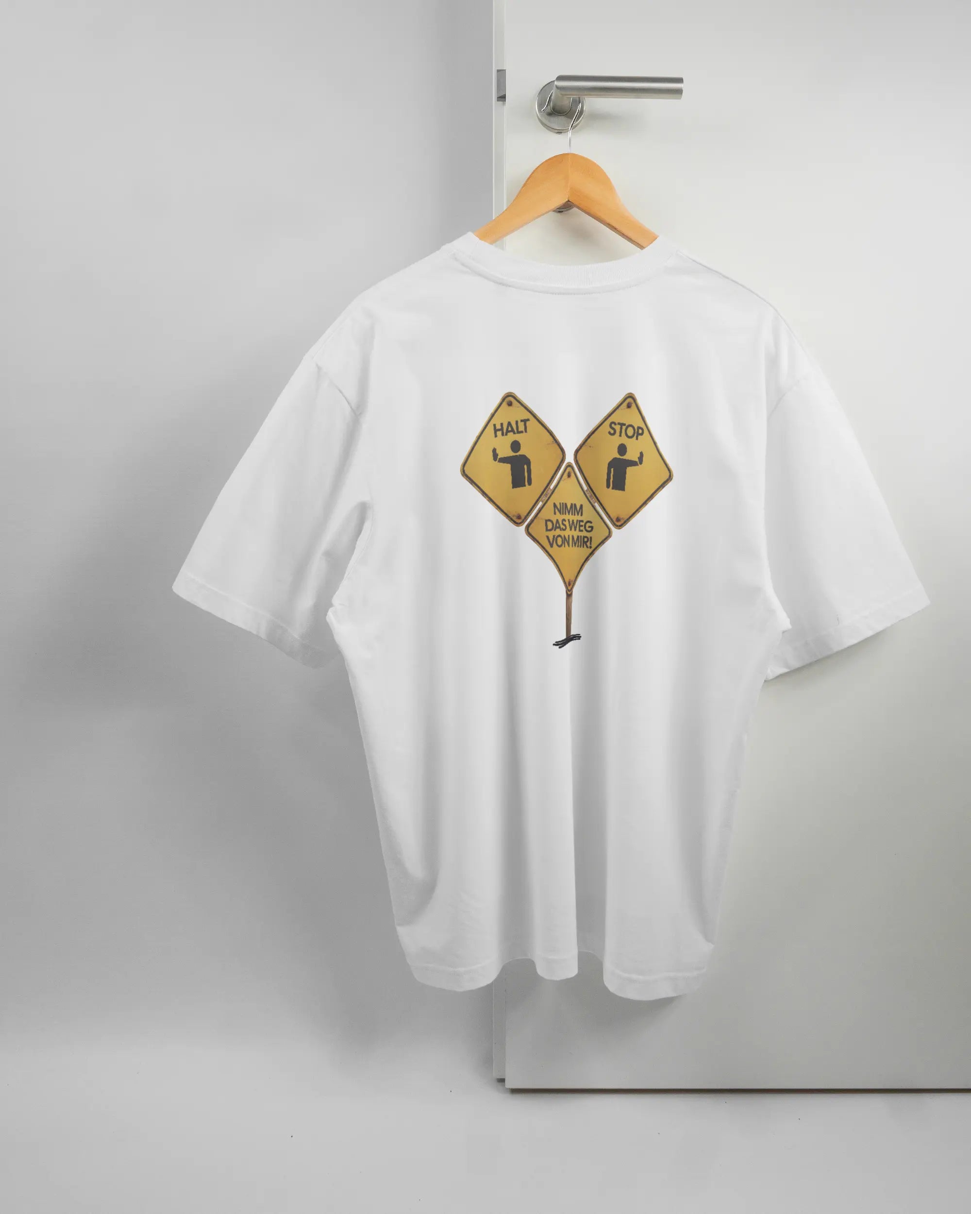 Rückseite des Basic Unisex T-Shirt Oversized von Maondo mit dem Design Schutzschild in der Farbe White und in der Größe L auf einem Bügel an der Türklinke aufgehängt