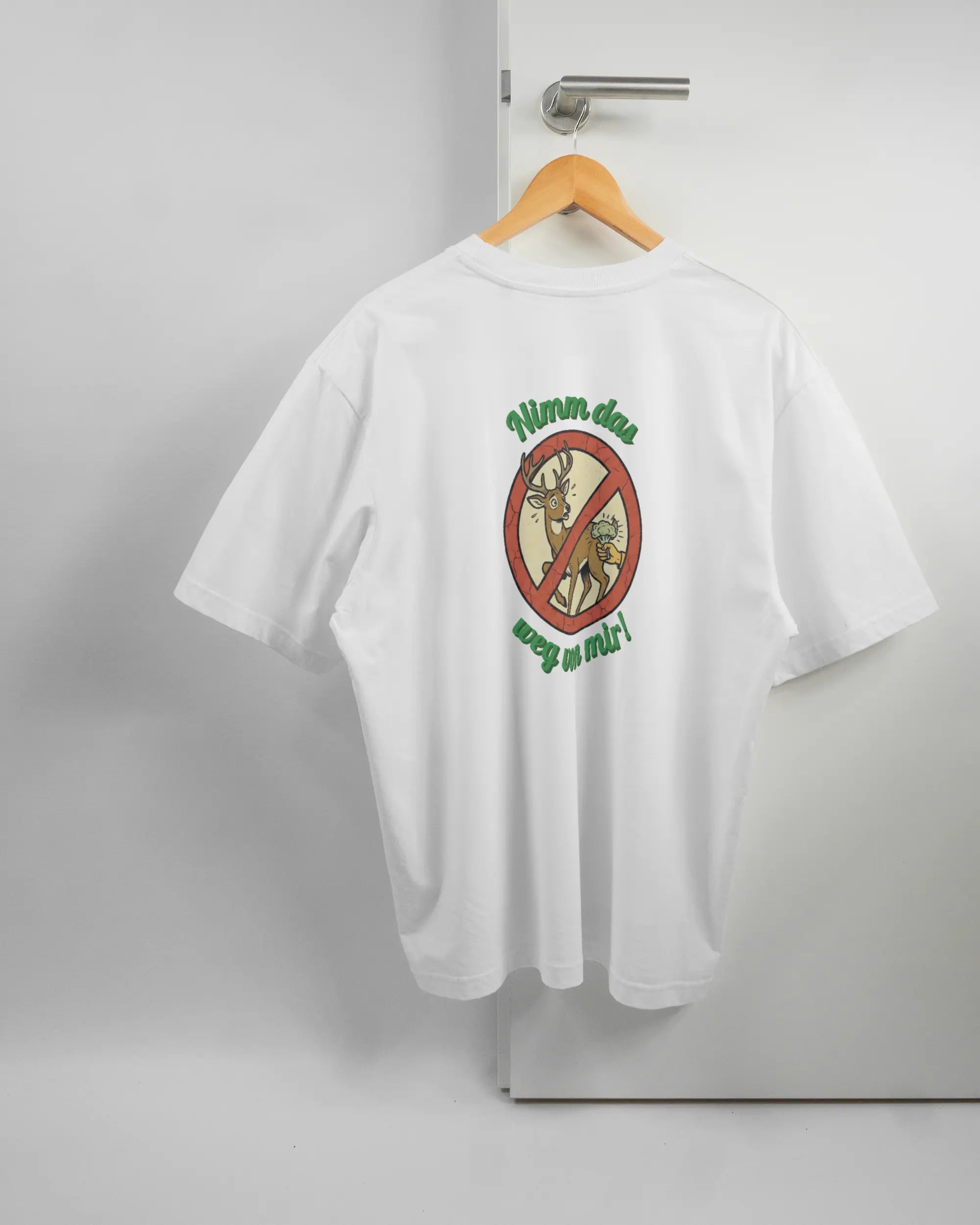 Rückseite des Basic Unisex T-Shirt Oversized von Maondo mit dem Design Reh weg in der Farbe White und in der Größe L auf einem Bügel an der Türklinke aufgehängt