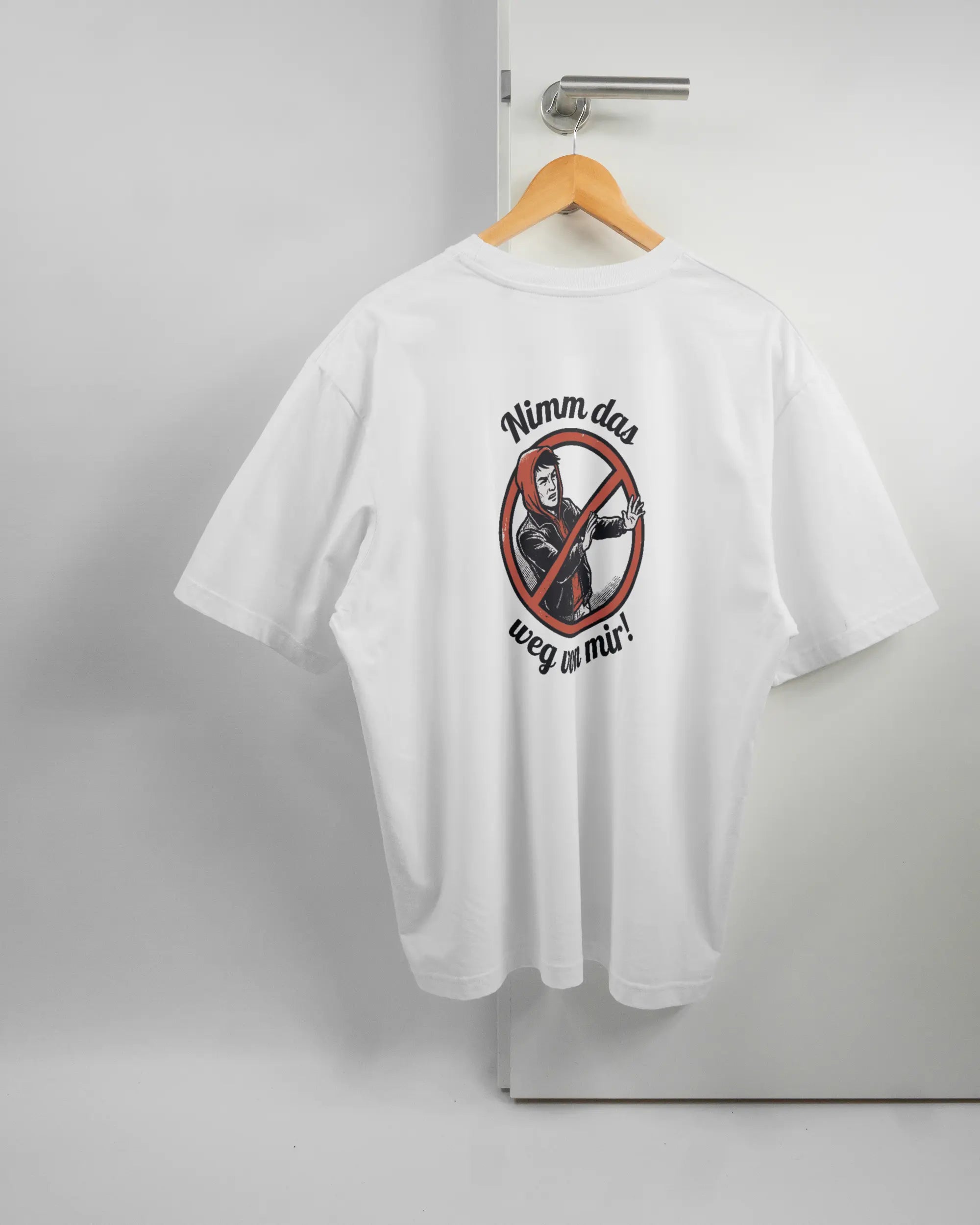 Rückseite des Basic Unisex T-Shirt Oversized von Maondo mit dem Design Nimm das weg in der Farbe White und in der Größe L auf einem Bügel an der Türklinke aufgehängt