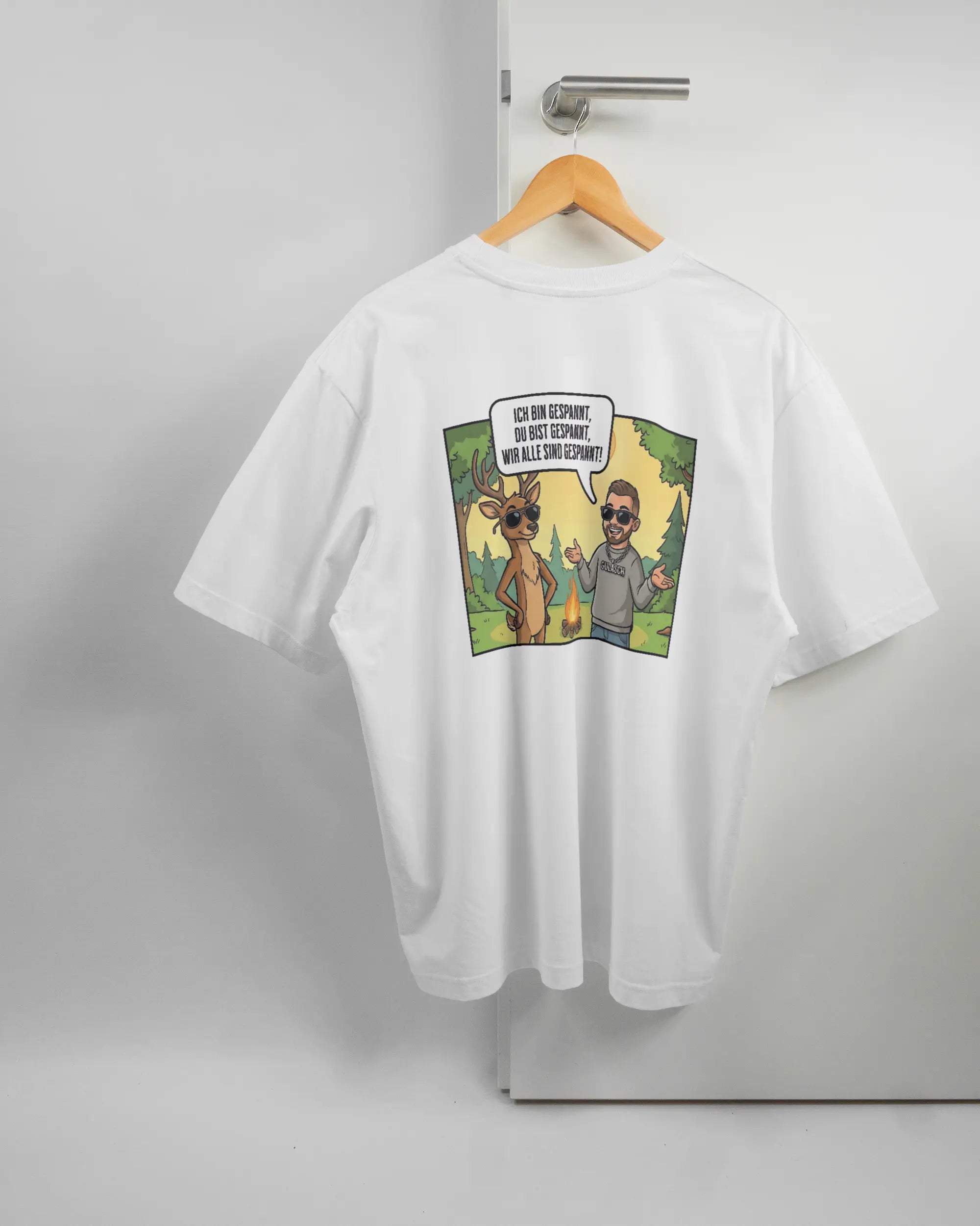 Rückseite des Basic Unisex T-Shirt Oversized von Maondo mit dem Design Vollspannung in der Farbe White und in der Größe L auf einem Bügel an der Türklinke aufgehängt