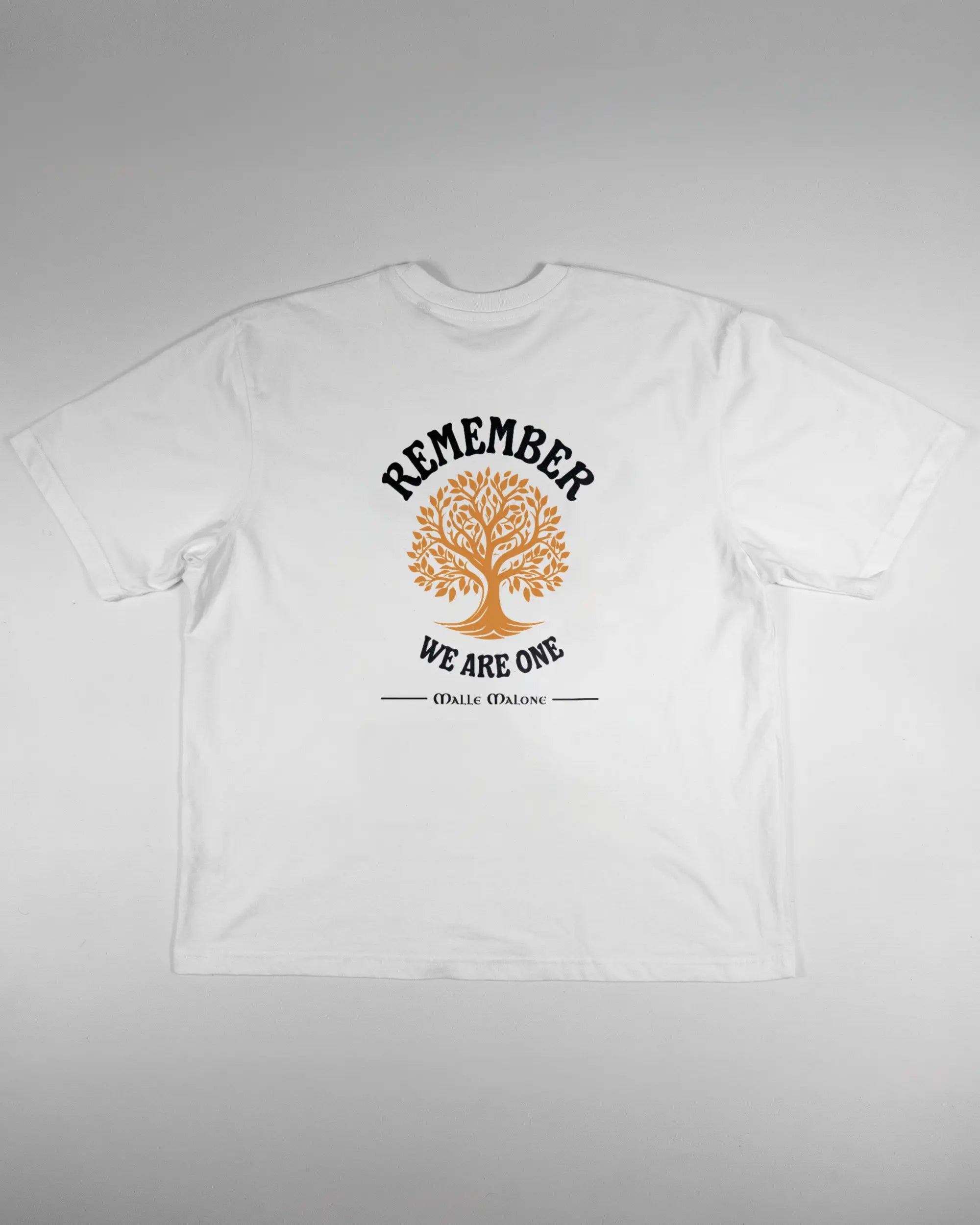 Rückseite des Basic Unisex T-Shirt Oversized von Maondo mit dem Design We are one in der Farbe White und in der Größe L flach auf den Boden gelegt