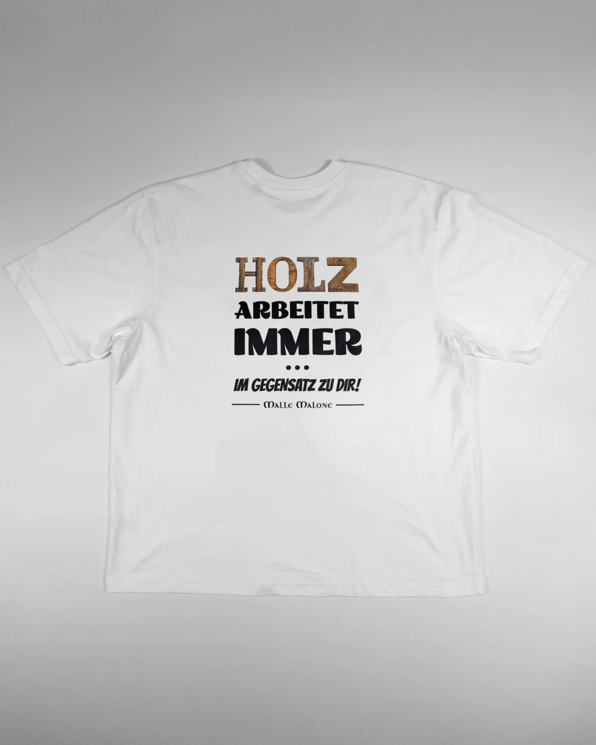 Rückseite des Basic Unisex T-Shirt Oversized von Maondo mit dem Design Holzarbeit in der Farbe White und in der Größe L flach auf den Boden gelegt